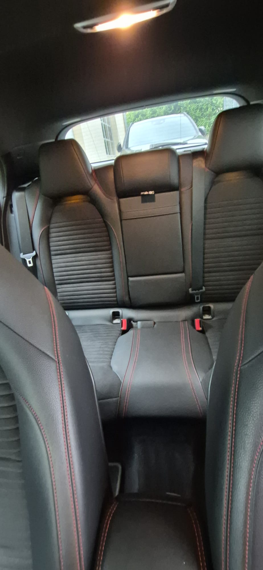 MERCEDES-BENZ GLA 200 AMG Line 7G-DCT-image-4
