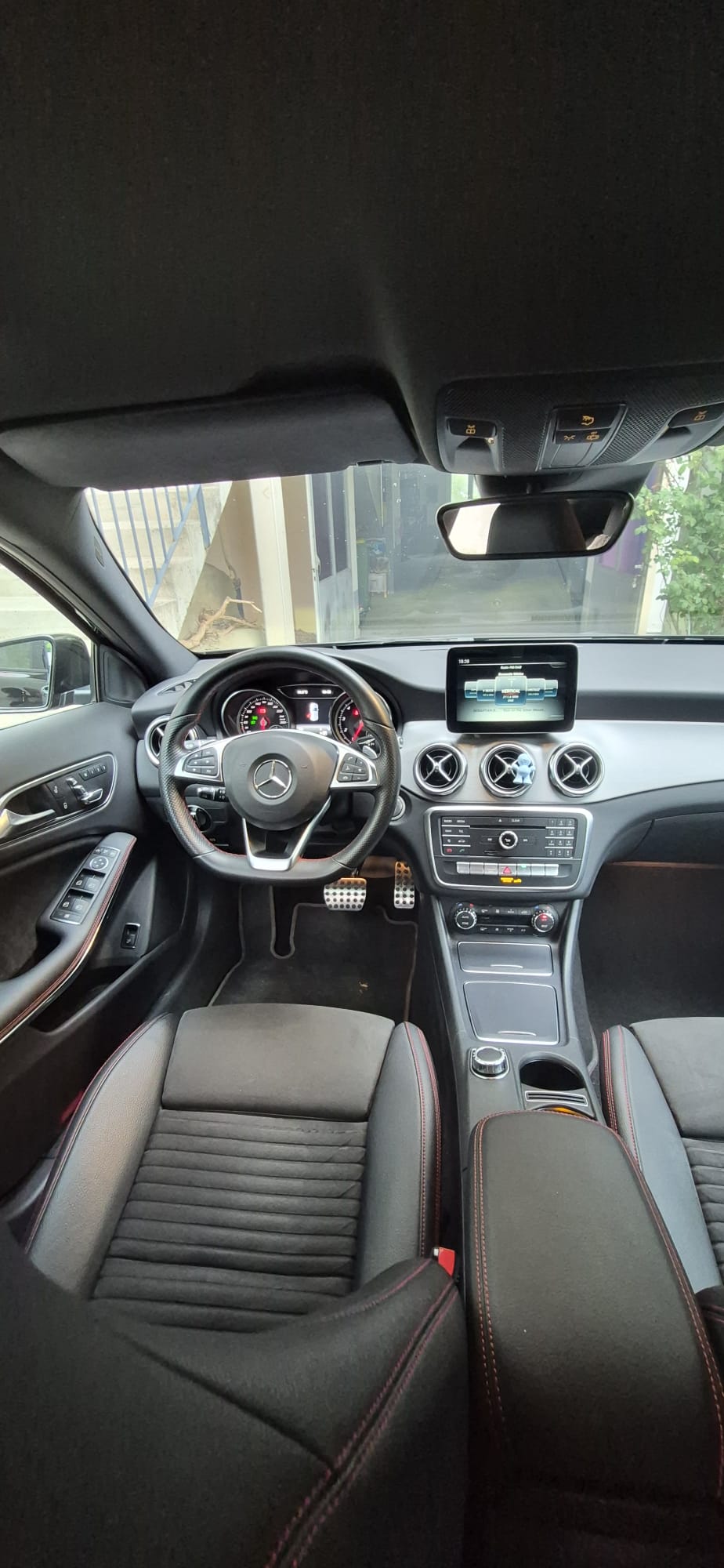 MERCEDES-BENZ GLA 200 AMG Line 7G-DCT-image-8