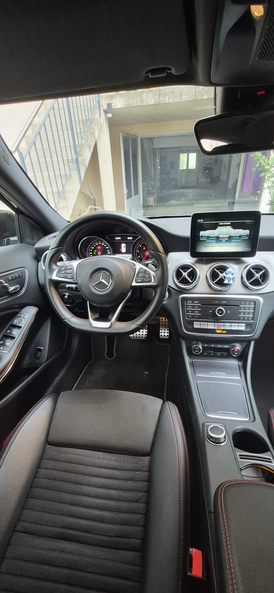 MERCEDES-BENZ GLA 200 AMG Line 7G-DCT-image-5