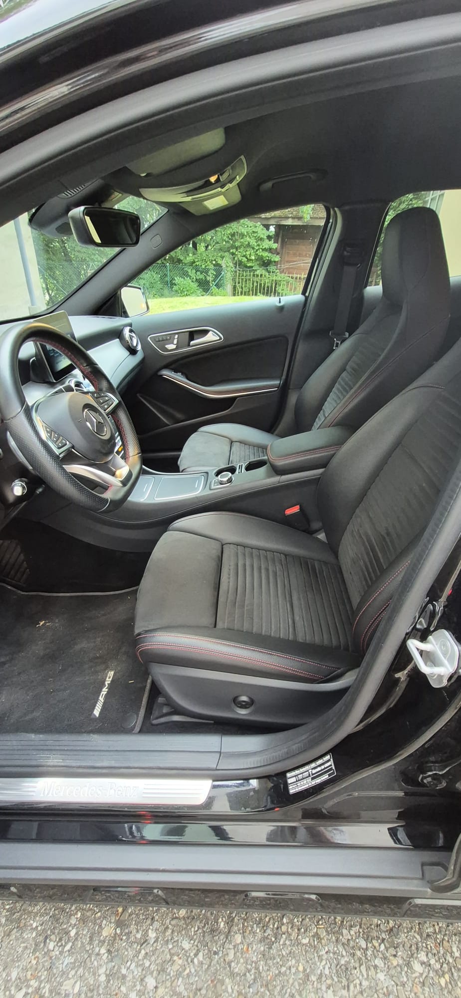MERCEDES-BENZ GLA 200 AMG Line 7G-DCT-image-7