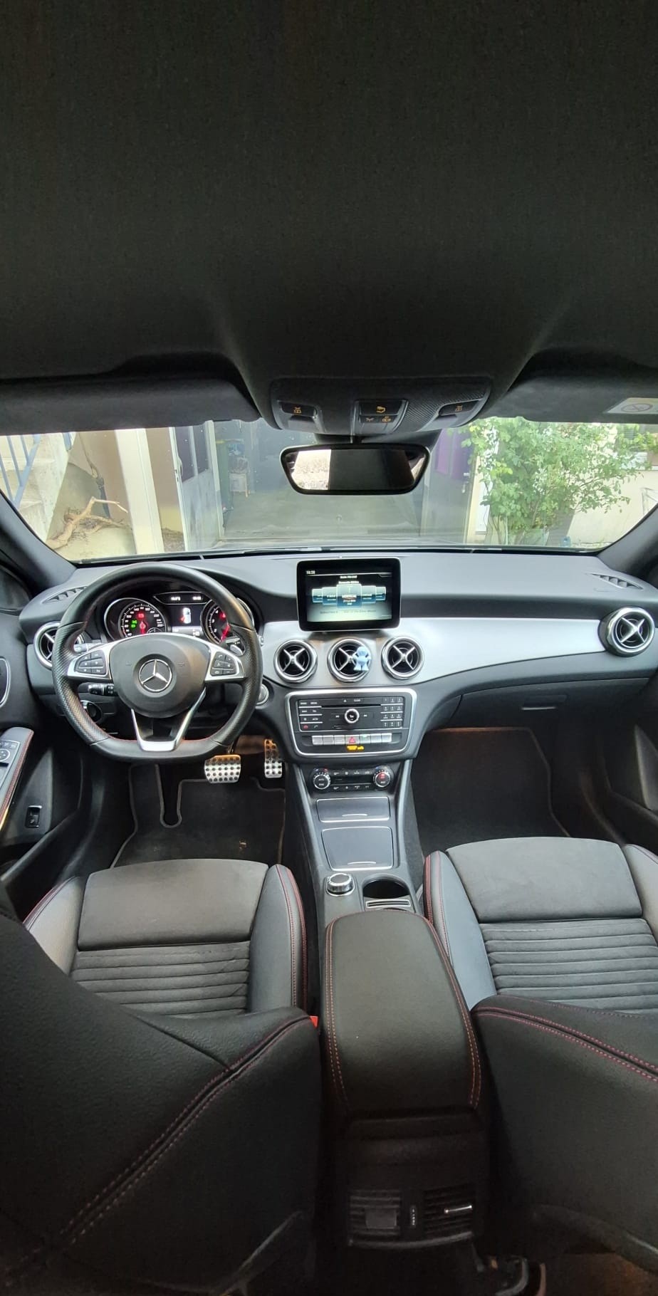 MERCEDES-BENZ GLA 200 AMG Line 7G-DCT-image-3