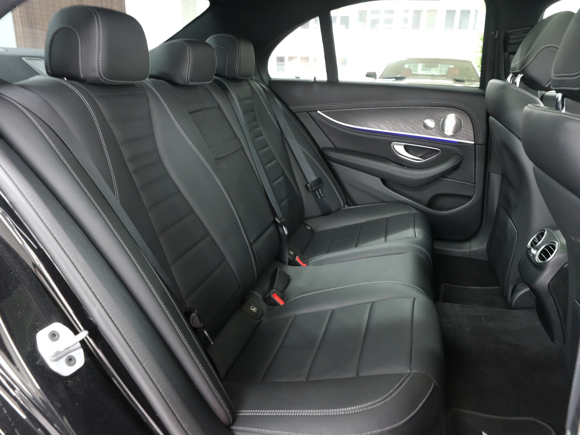 MERCEDES-BENZ E 400 d 4Matic AMG Line 9G-Tronic-image-15