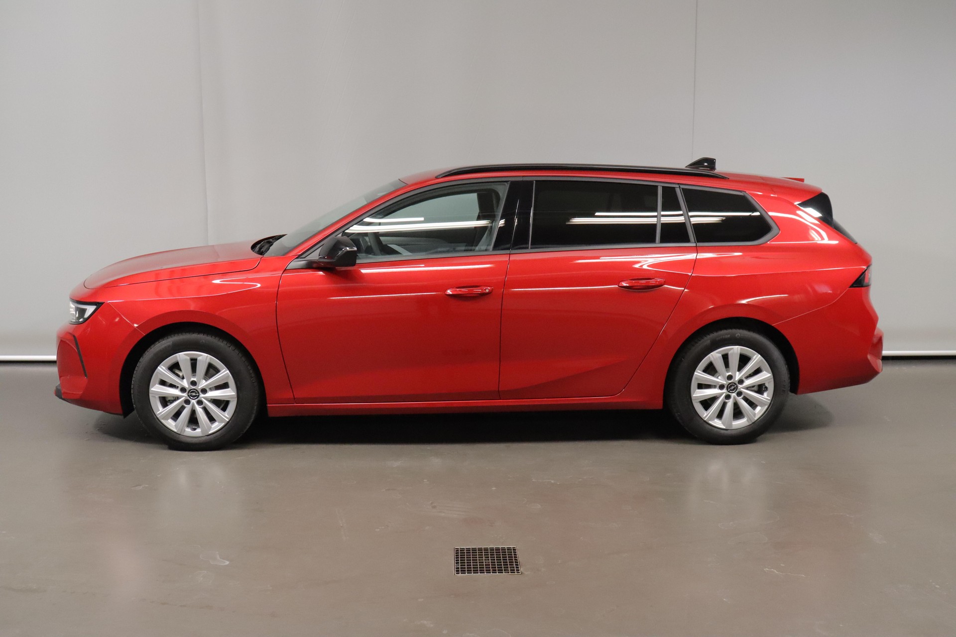 OPEL Astra Sports Tourer 1.2 T Edition-image-4