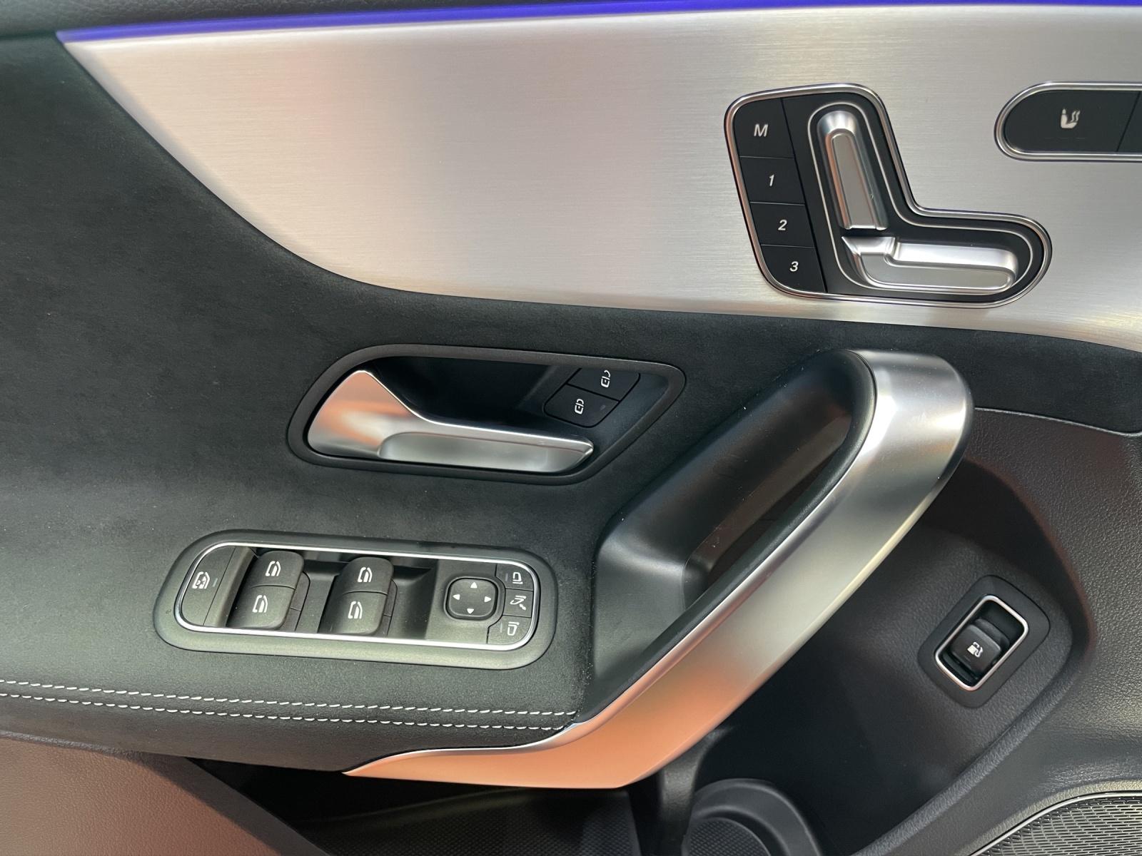 MERCEDES-BENZ A 250 e AMG Line-image-6