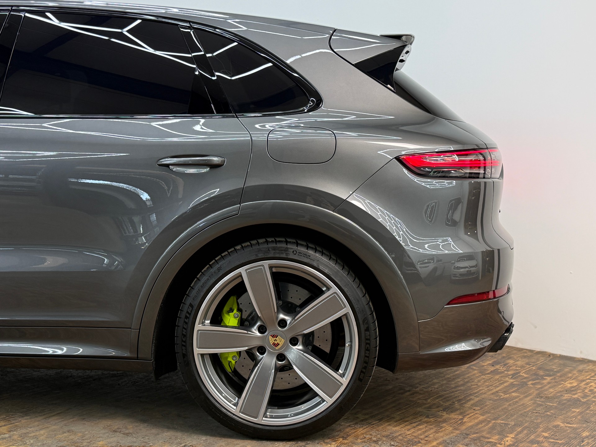 PORSCHE Cayenne Turbo S E-Hybrid-image-8