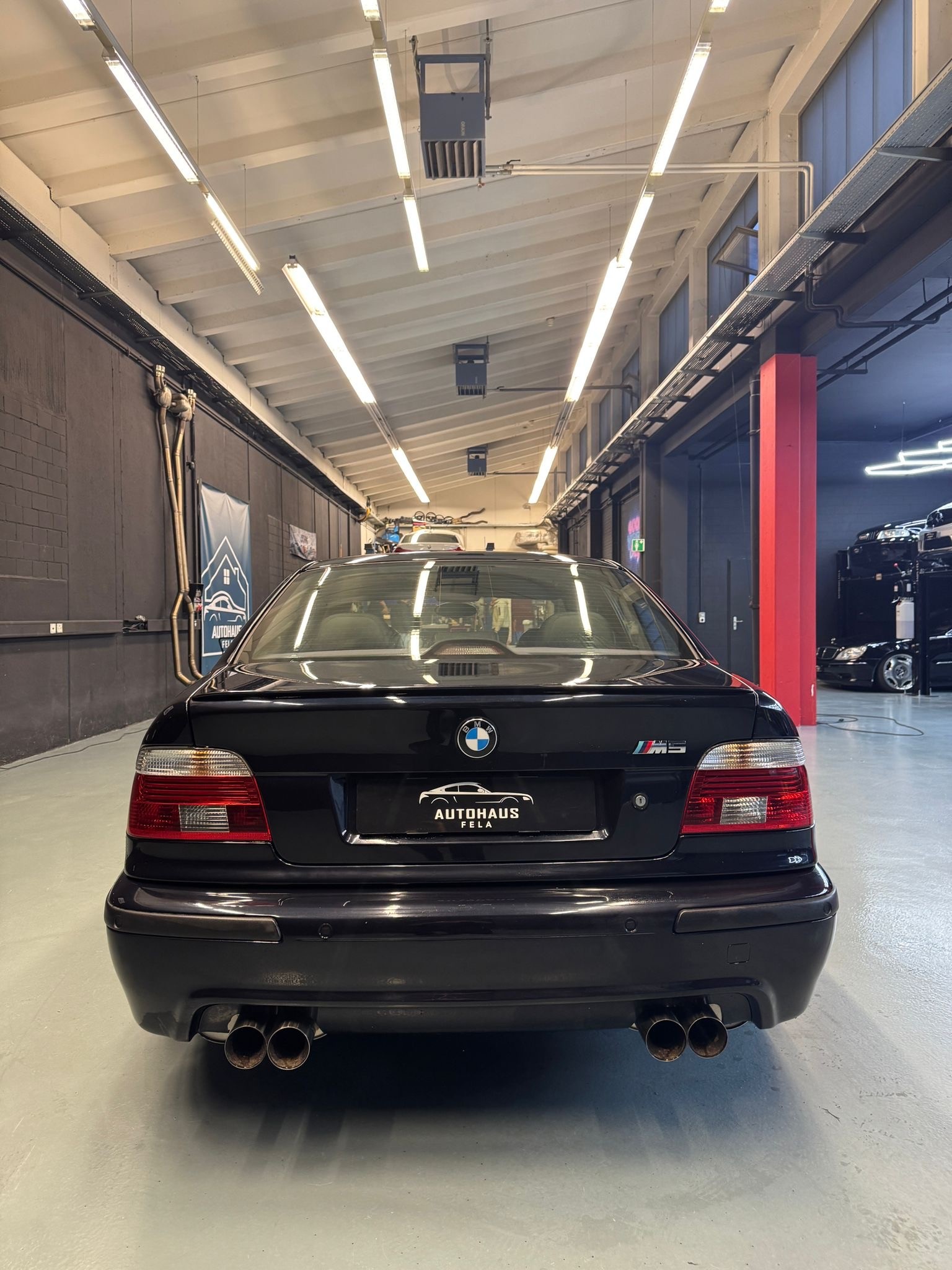 BMW M5-showroom-element-3