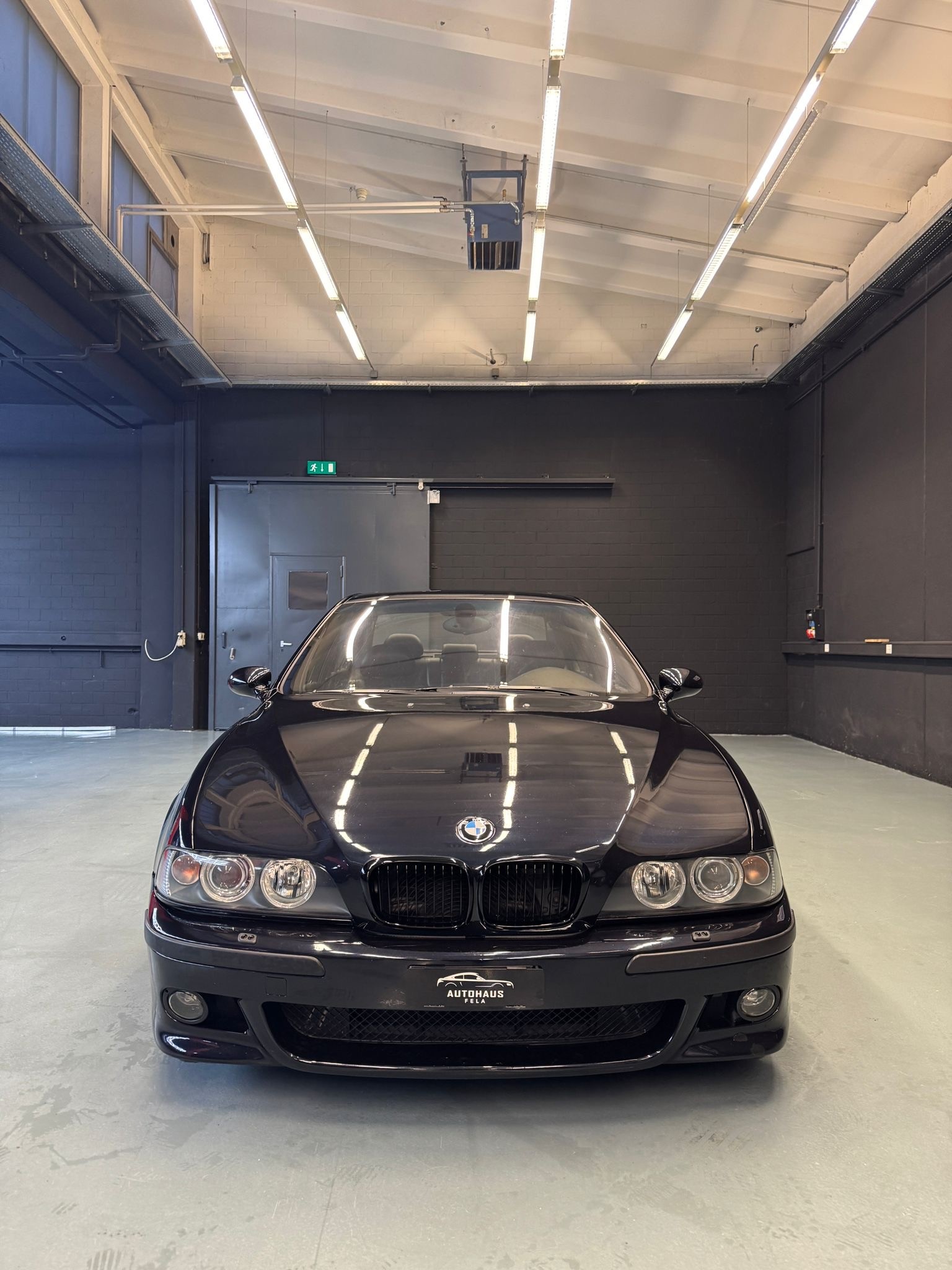 BMW M5-showroom-element-2