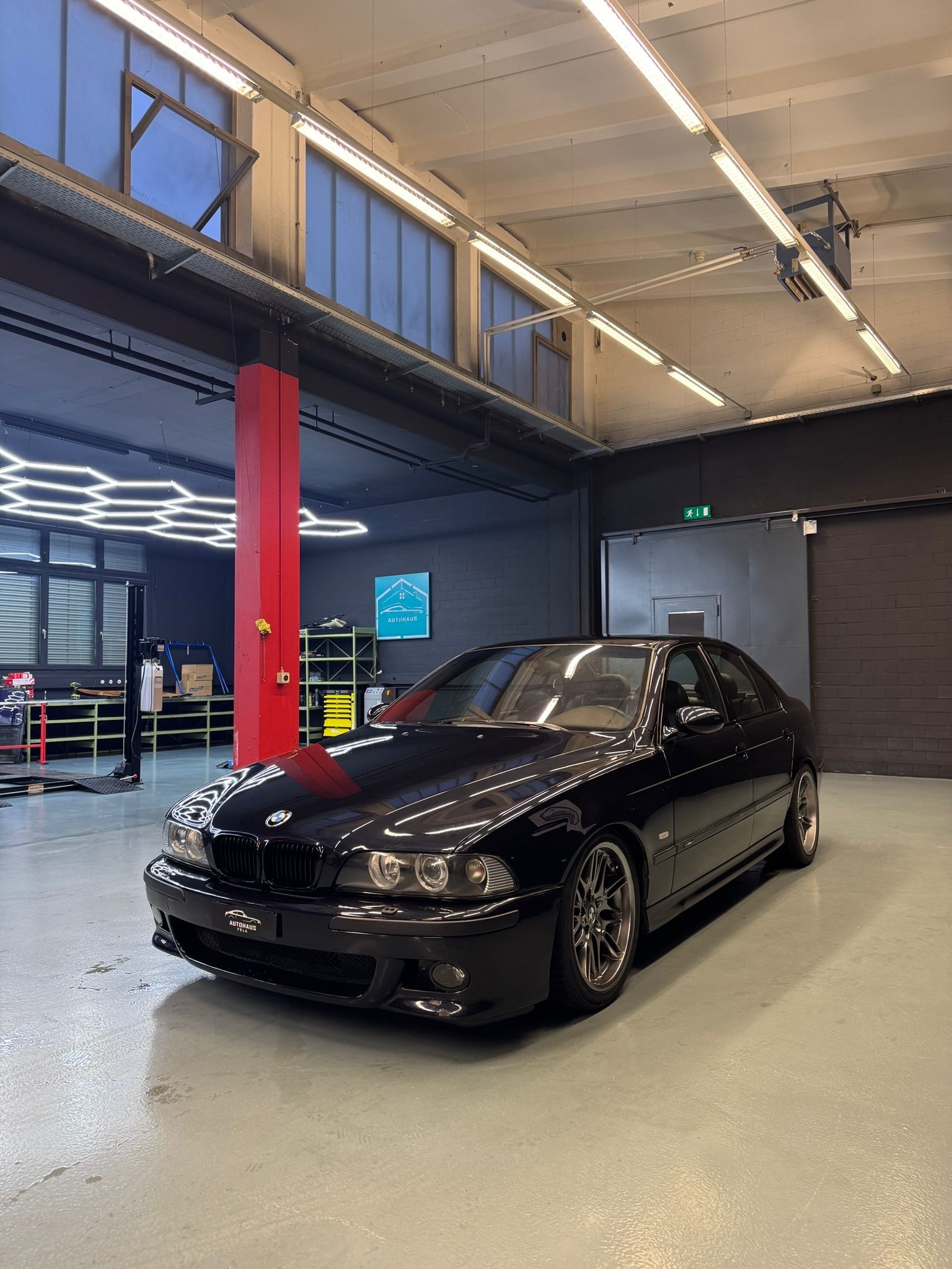 BMW M5-showroom-element-1