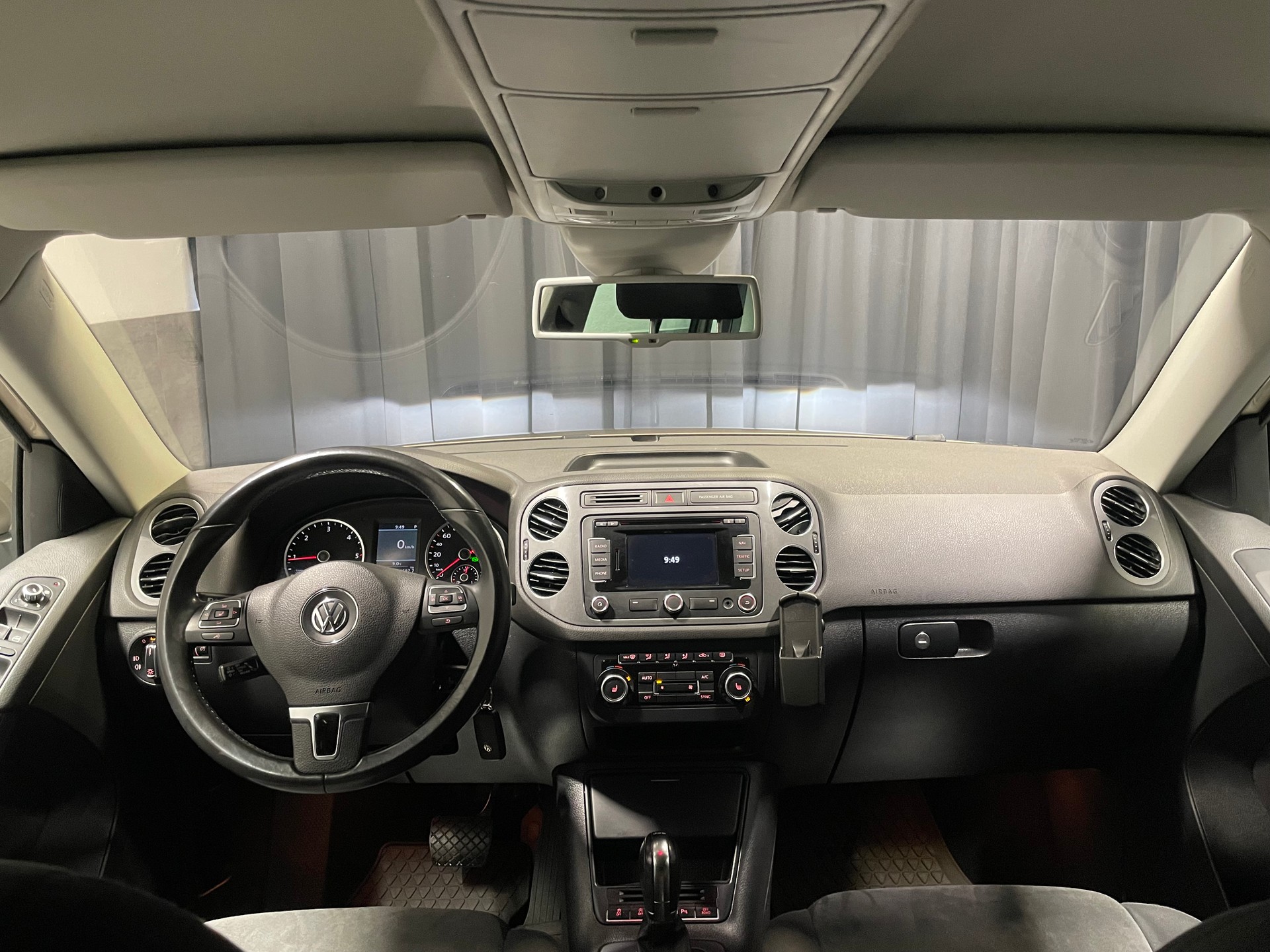 VW Tiguan 2.0 TDI BMT R-Line Design 4Motion DSG ( 63)-image-8