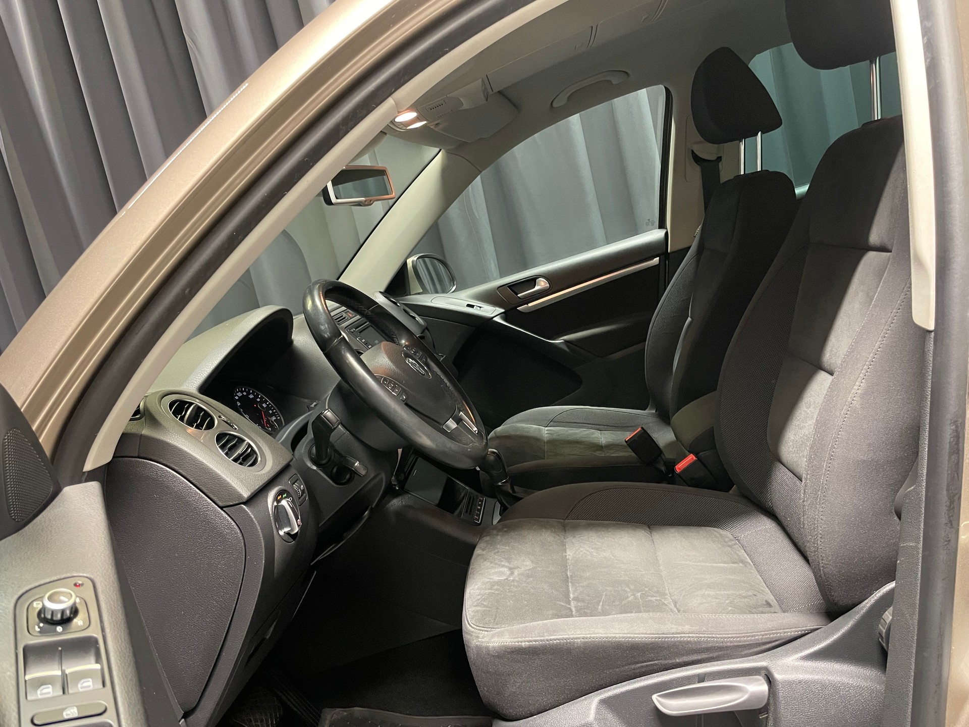 VW Tiguan 2.0 TDI BMT R-Line Design 4Motion DSG ( 63)-image-6