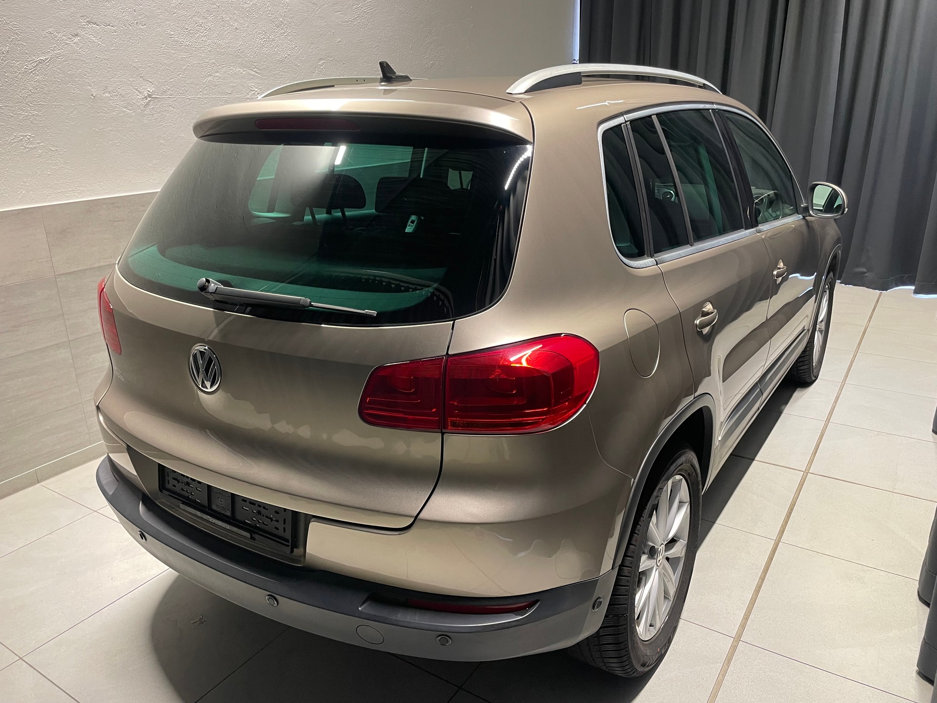 VW Tiguan 2.0 TDI BMT R-Line Design 4Motion DSG ( 63)-image-5