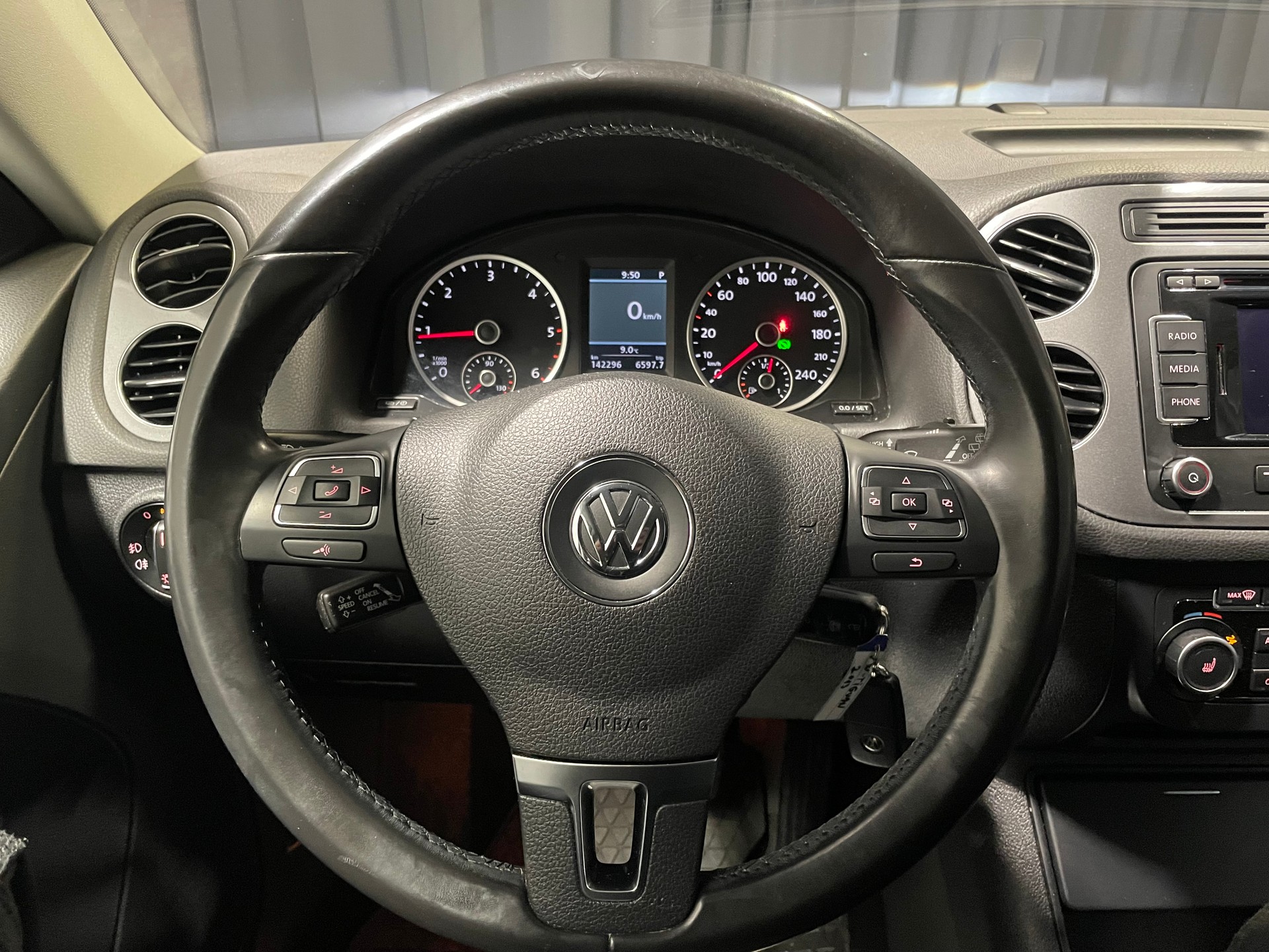 VW Tiguan 2.0 TDI BMT R-Line Design 4Motion DSG ( 63)-image-9