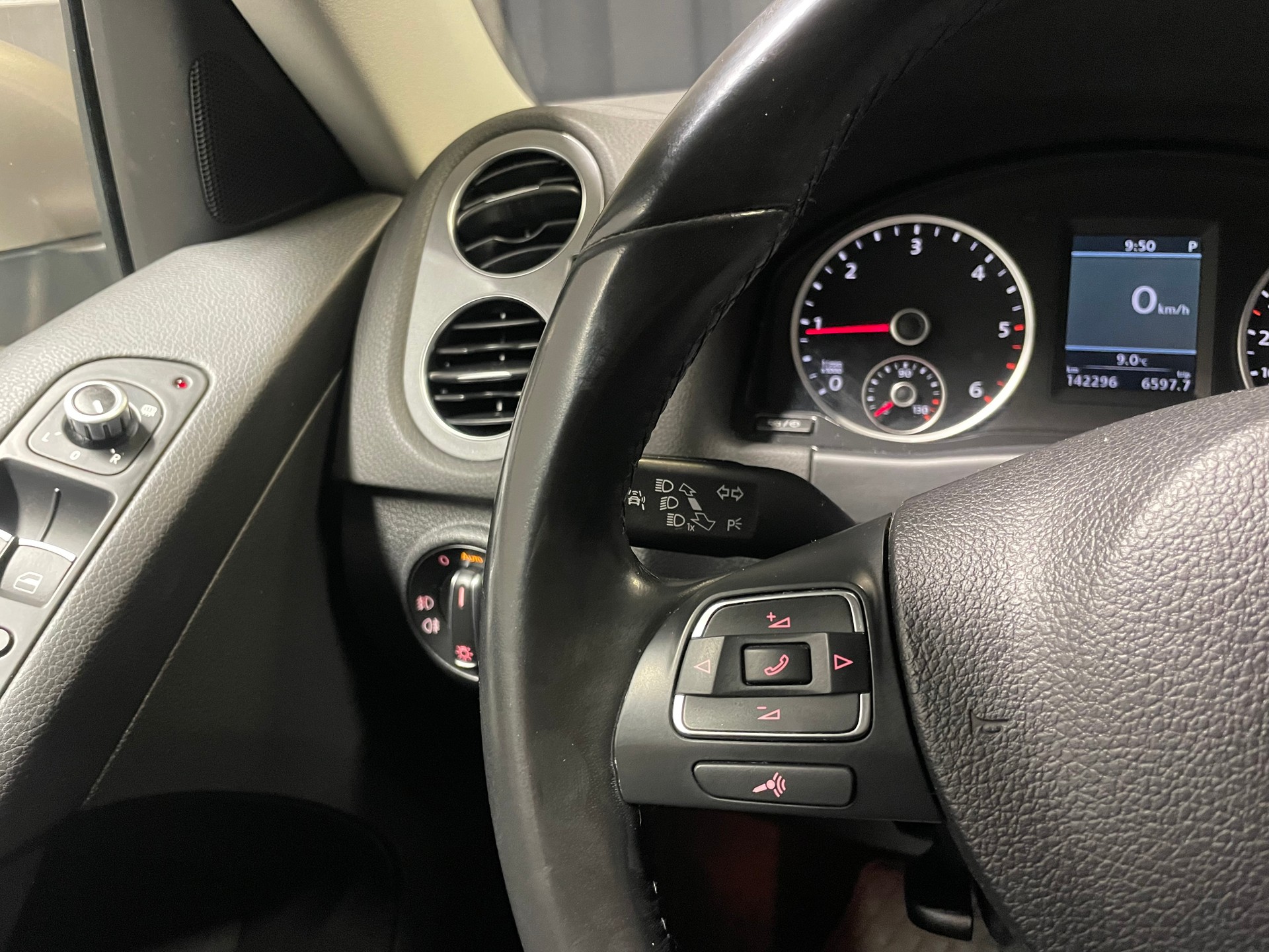 VW Tiguan 2.0 TDI BMT R-Line Design 4Motion DSG ( 63)-image-10