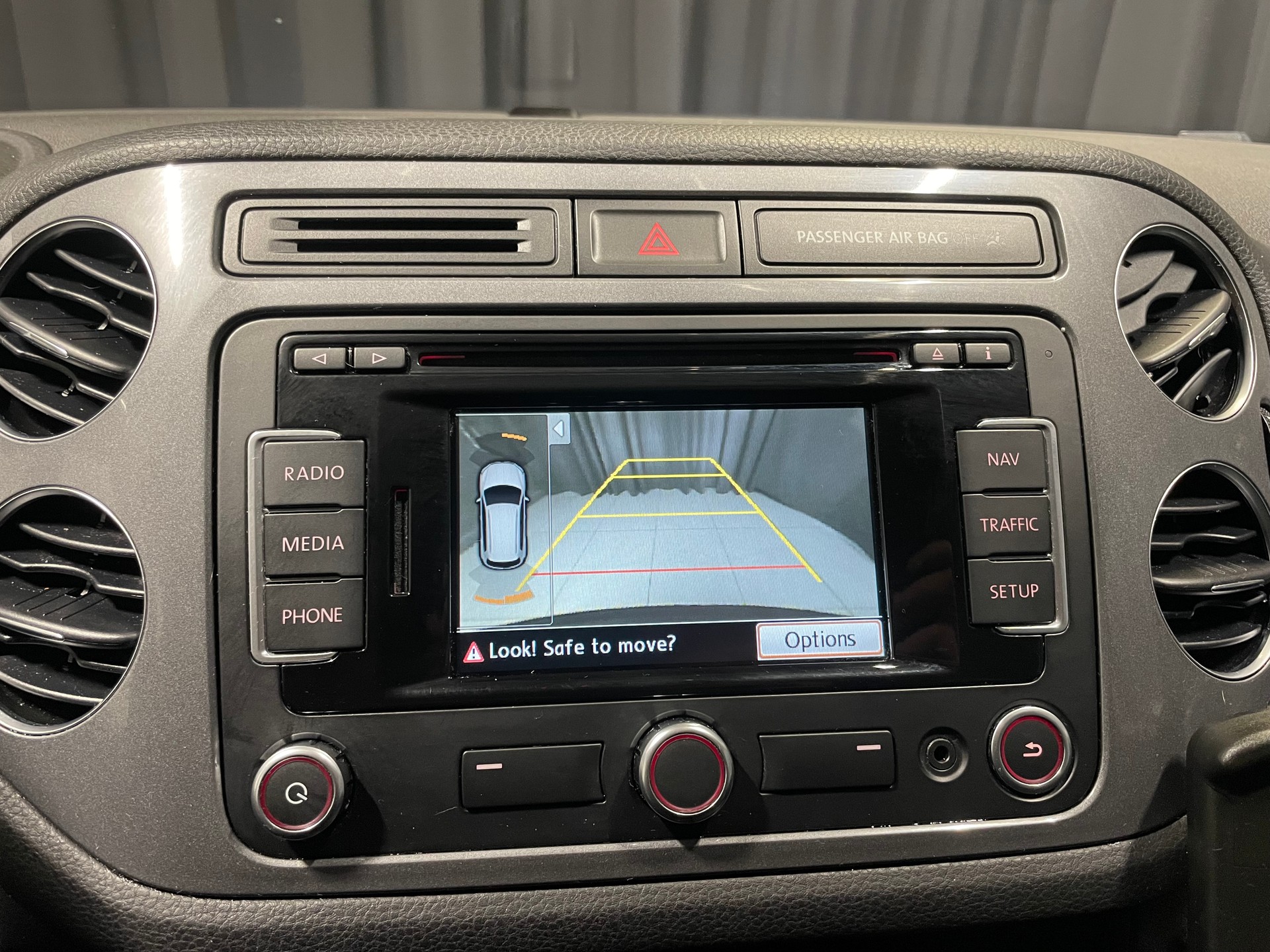 VW Tiguan 2.0 TDI BMT R-Line Design 4Motion DSG ( 63)-image-13