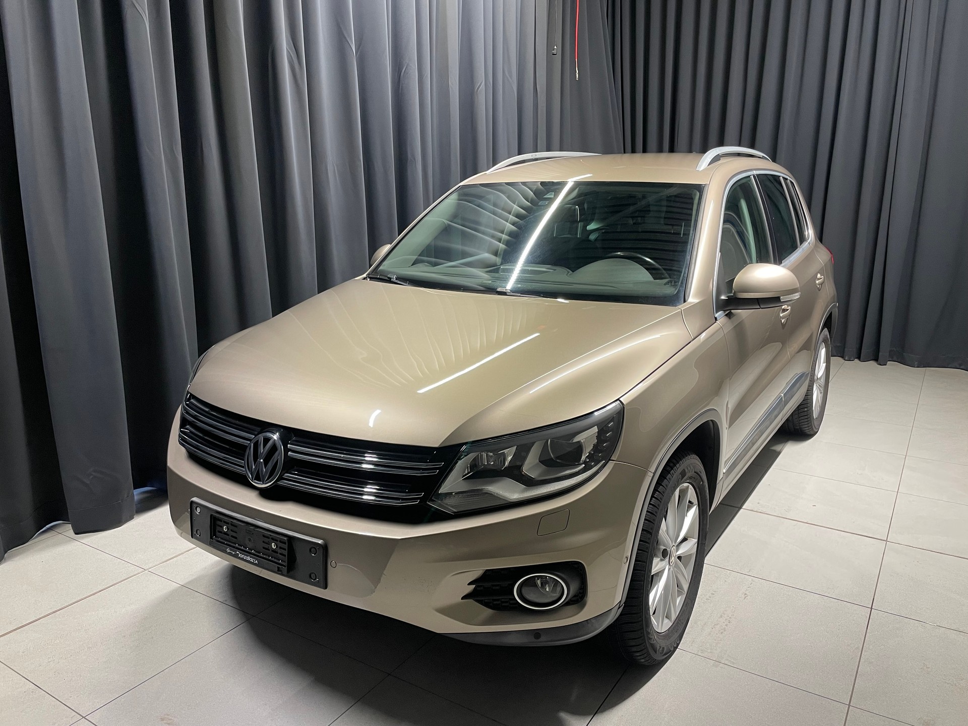 VW Tiguan 2.0 TDI BMT R-Line Design 4Motion DSG ( 63)-image-2