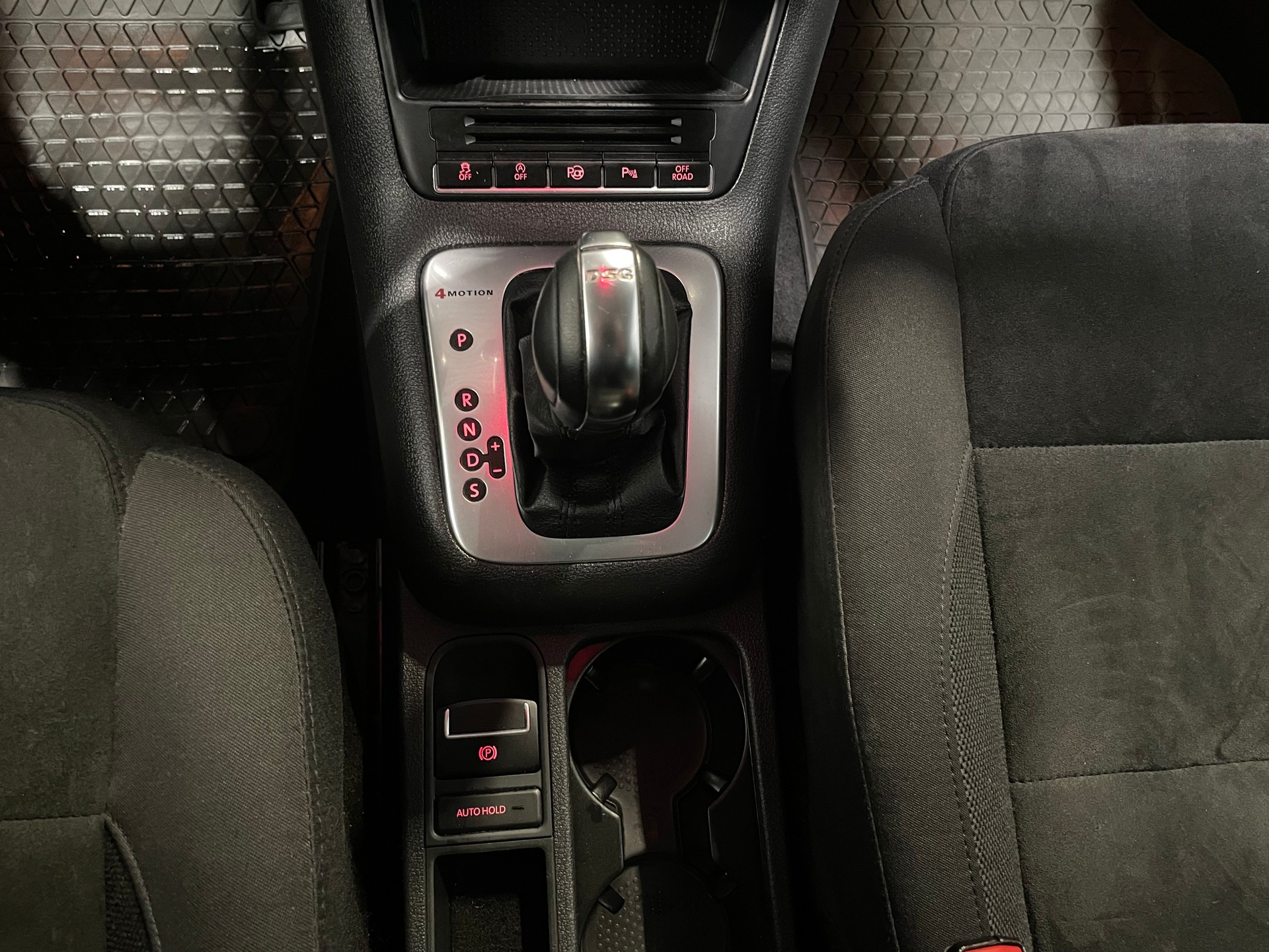 VW Tiguan 2.0 TDI BMT R-Line Design 4Motion DSG ( 63)-image-16