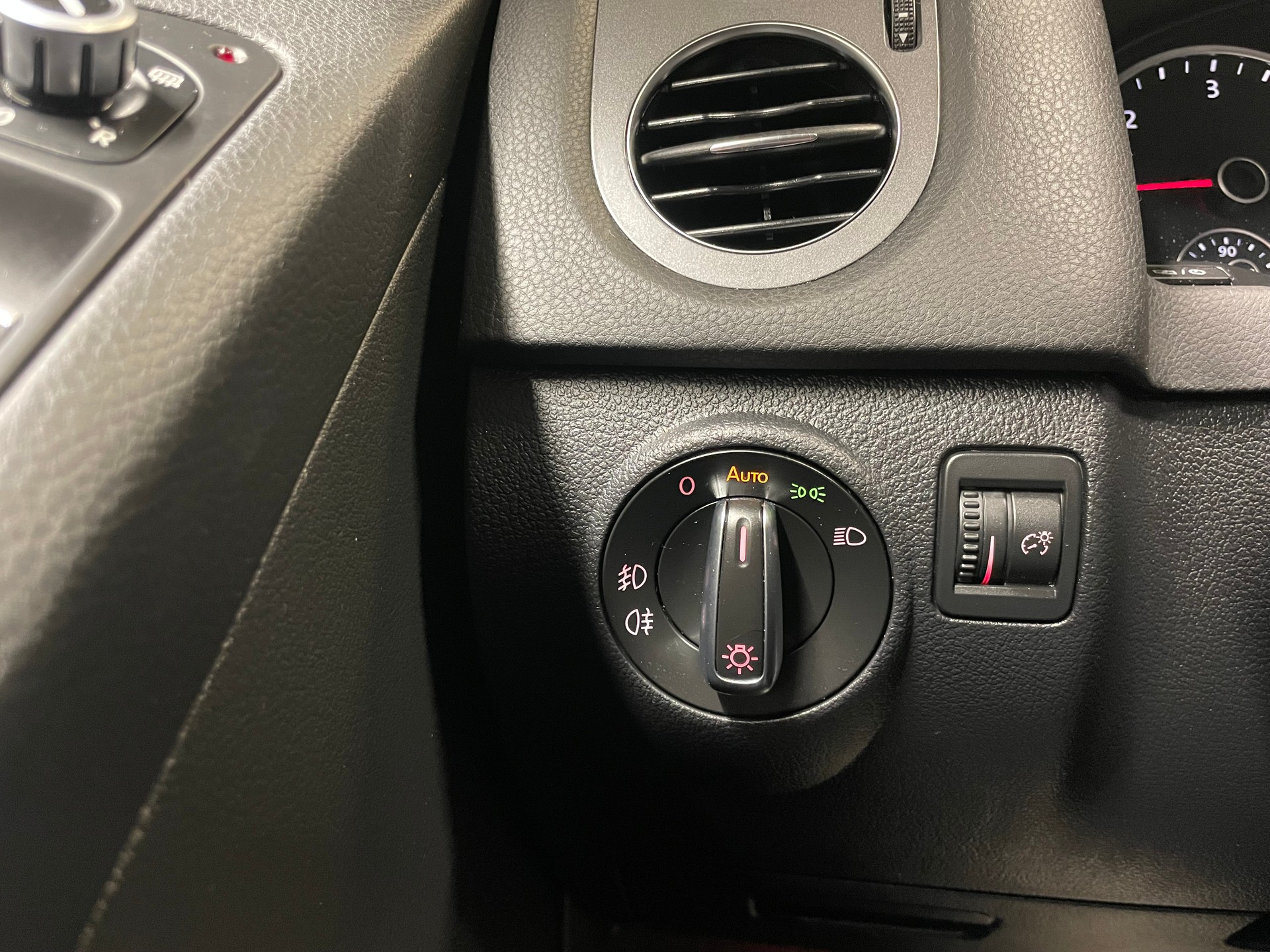 VW Tiguan 2.0 TDI BMT R-Line Design 4Motion DSG ( 63)-image-17