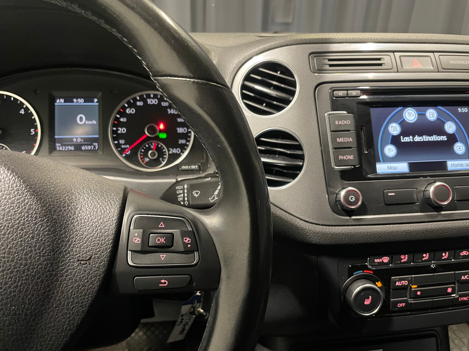 VW Tiguan 2.0 TDI BMT R-Line Design 4Motion DSG ( 63)-image-11