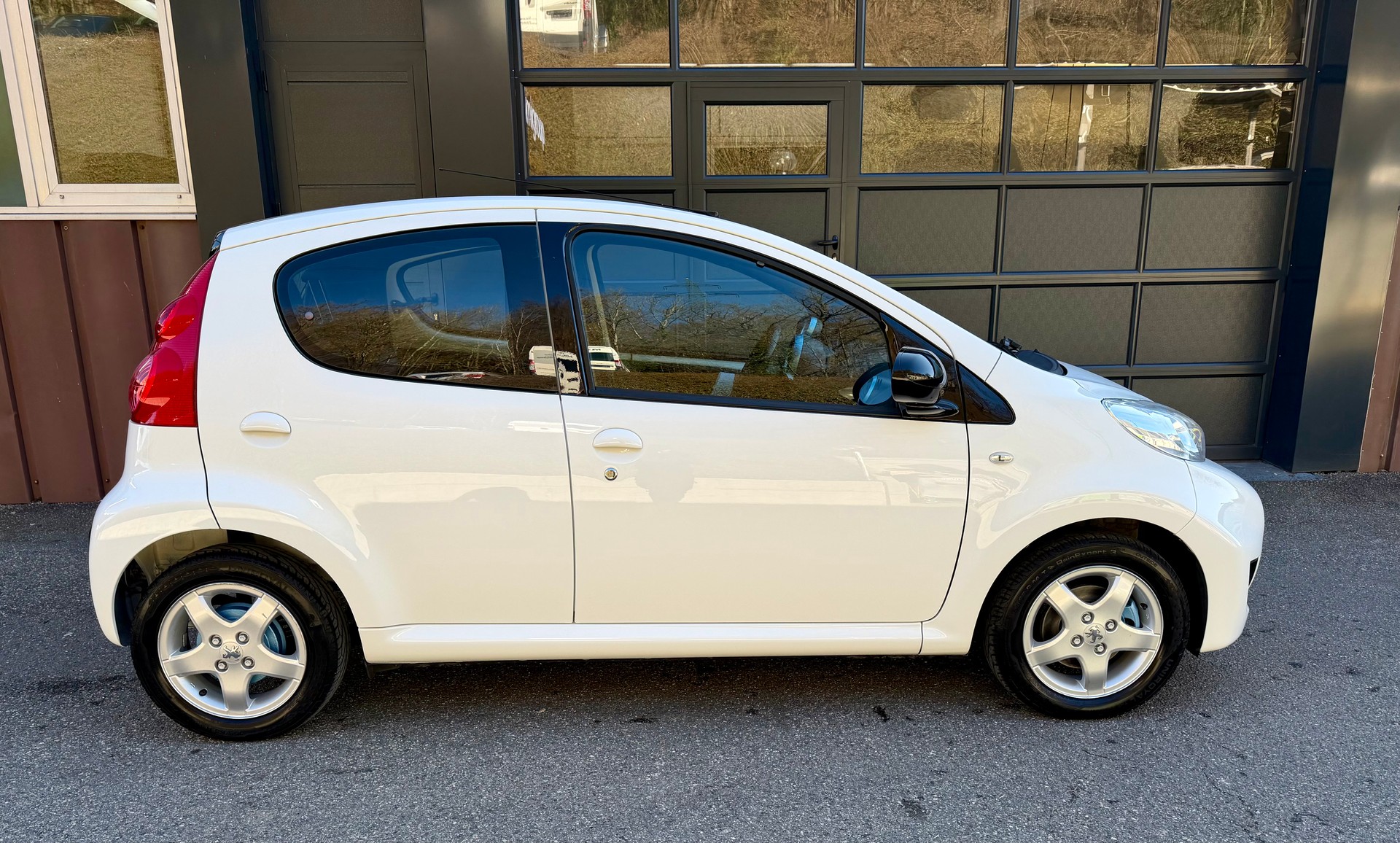 PEUGEOT 107 1.0 Swiss Edition-image-4