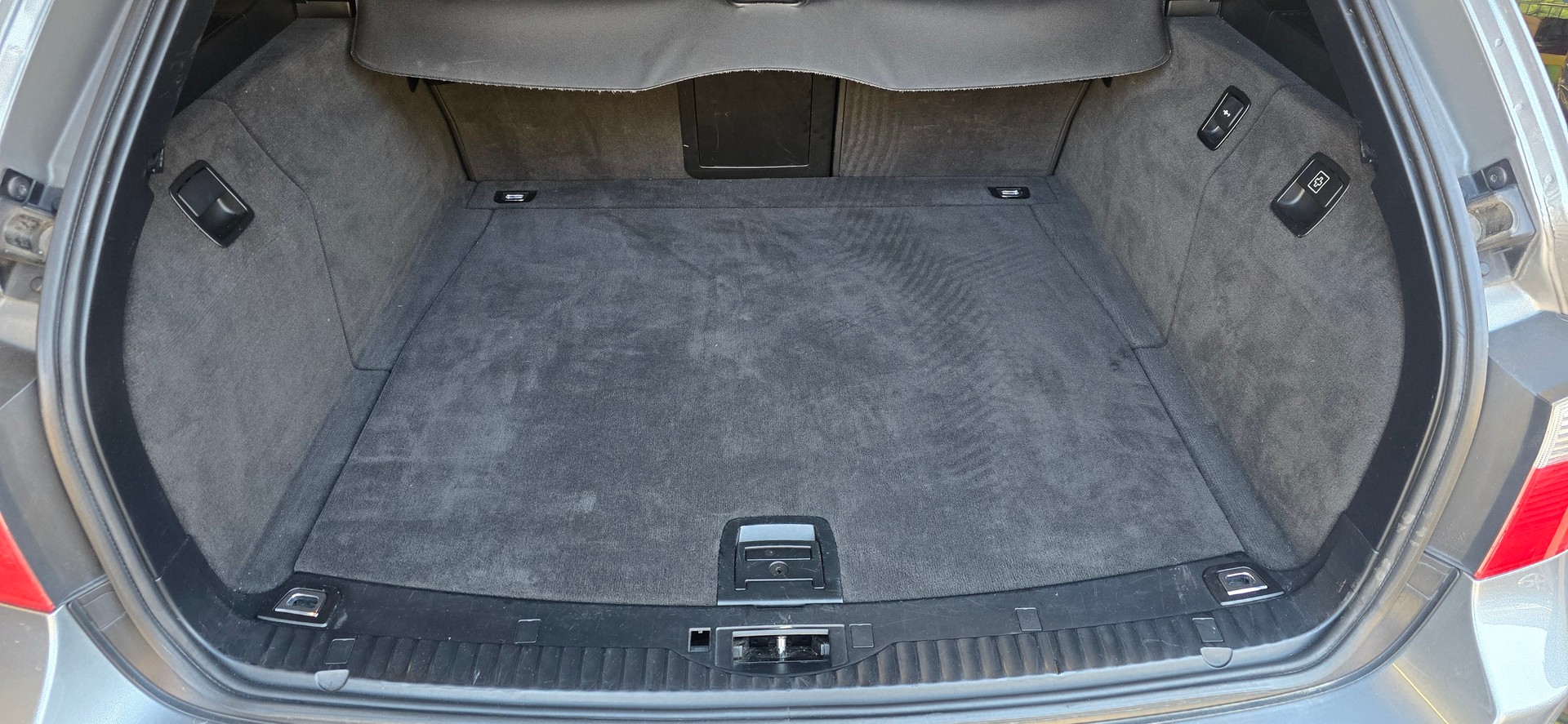 BMW 550i Touring-image-15