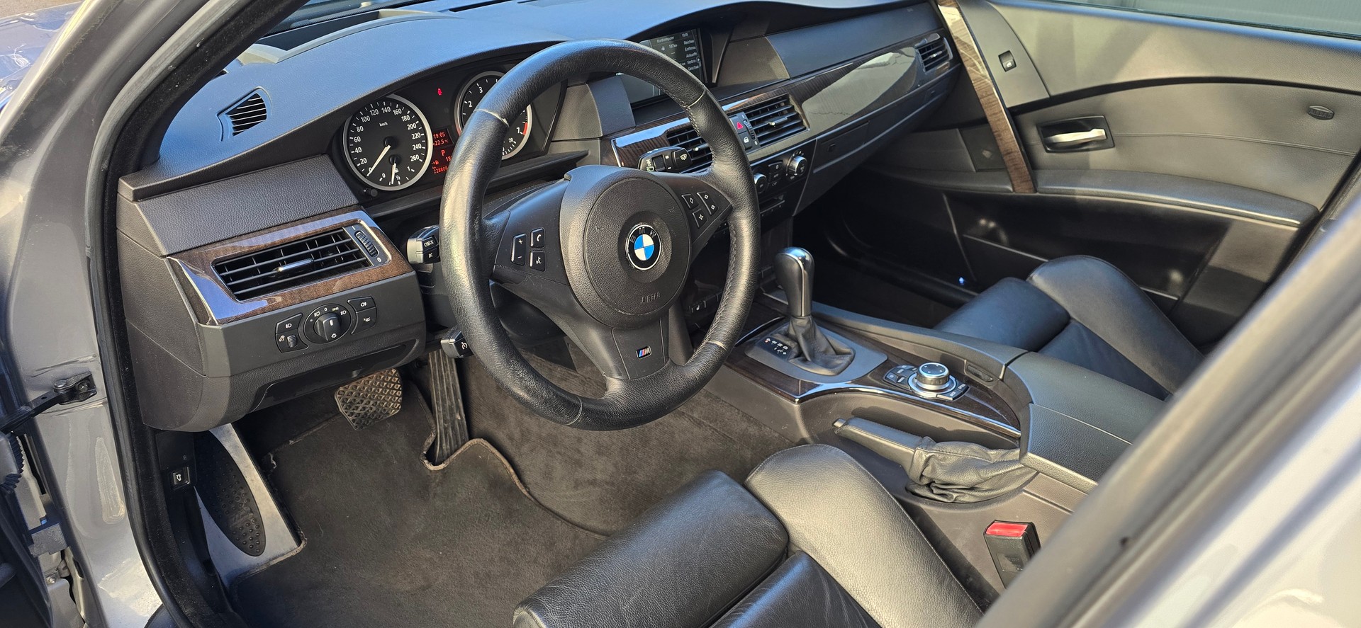 BMW 550i Touring-image-9