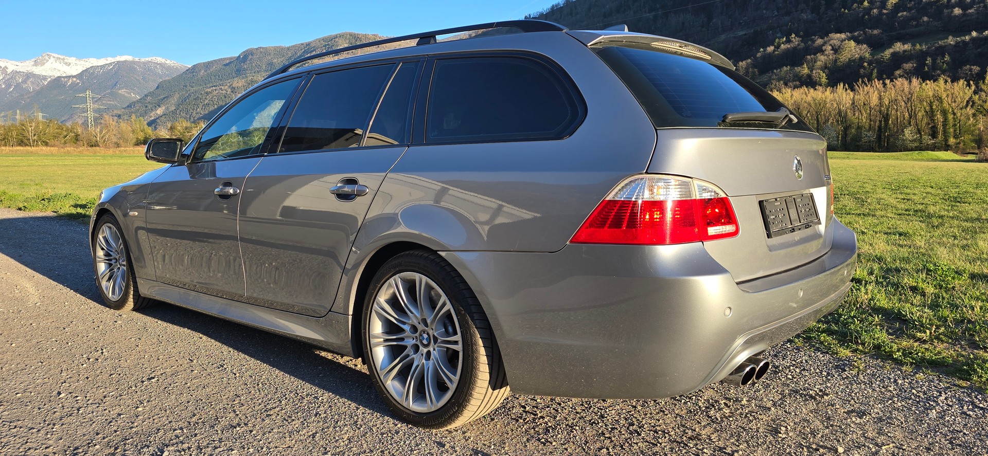 BMW 550i Touring-image-1