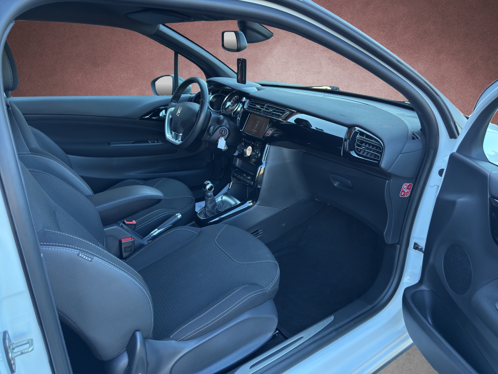 DS AUTOMOBILES DS3 1.2 VTi Eye Tech-image-9