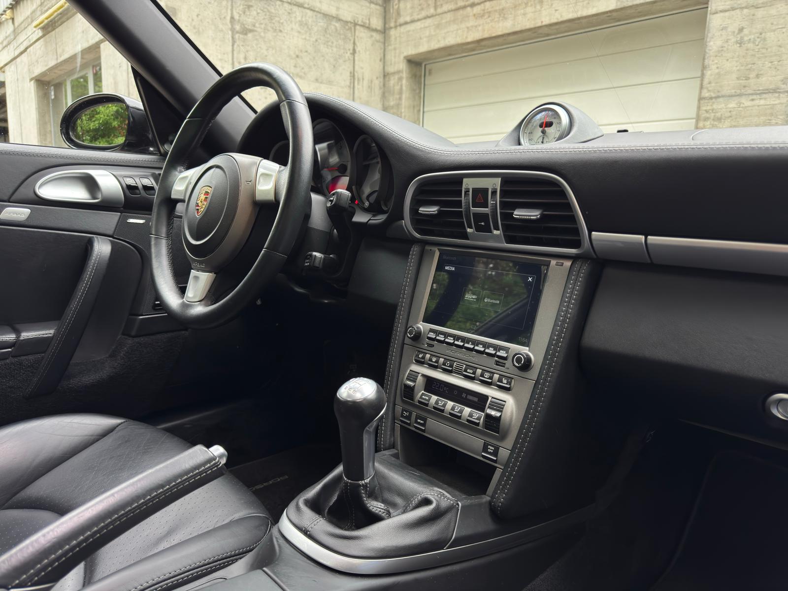 PORSCHE 911 Carrera S-image-18