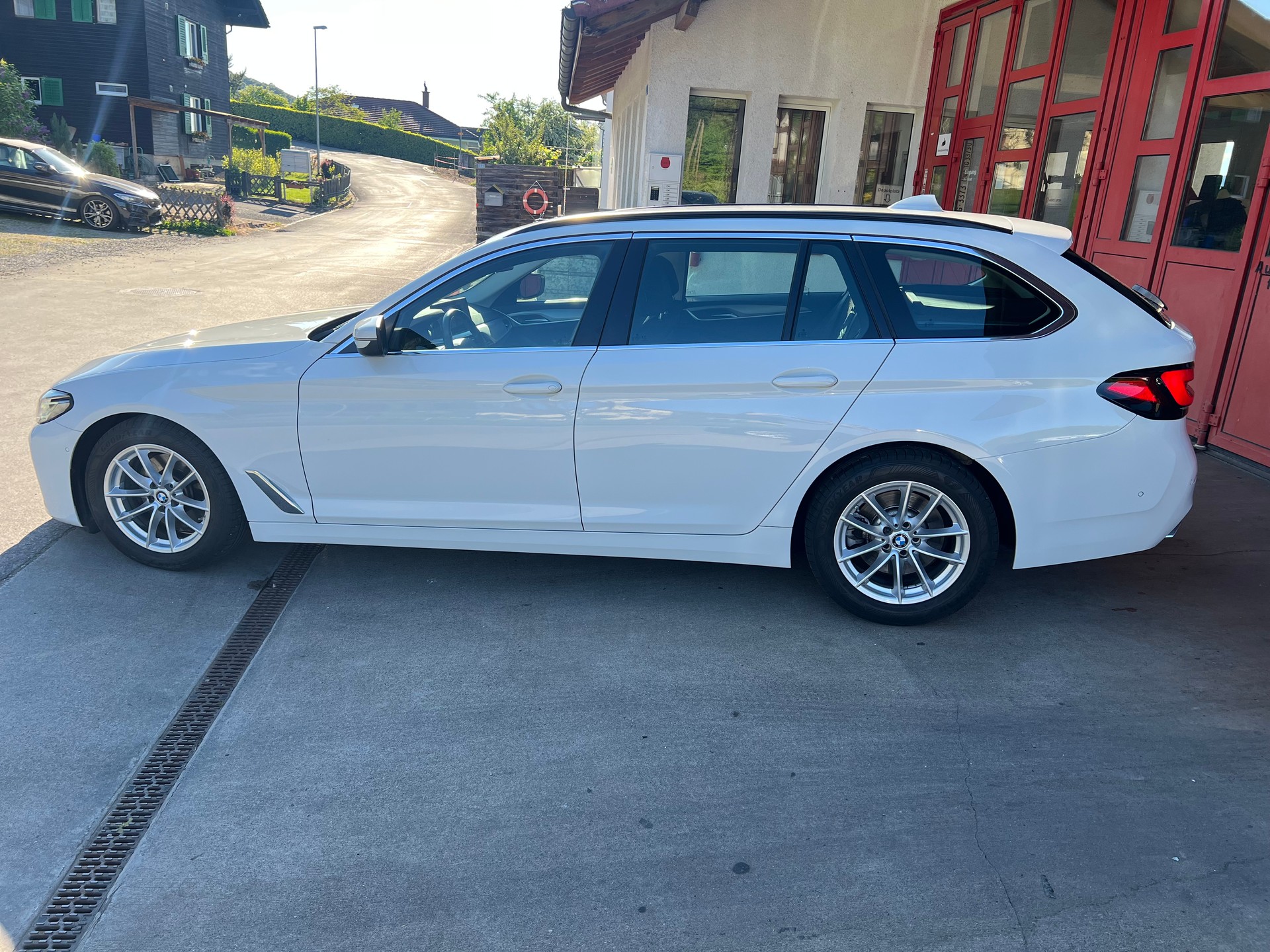 BMW 520d xDrive 48V Touring Steptronic / Facelift-showroom-element-3