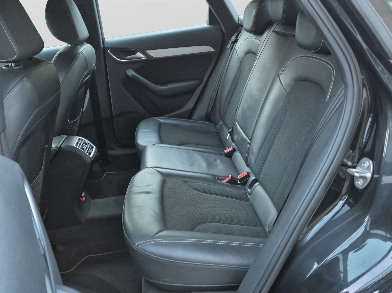 AUDI Q3 2.0 TFSI quattro S-line-image-14