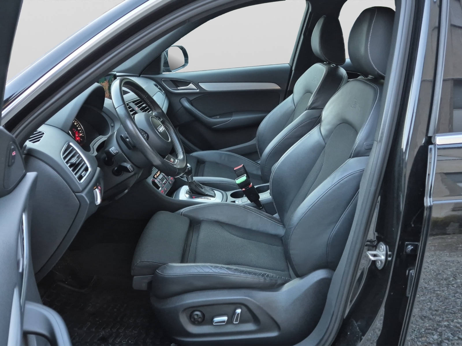 AUDI Q3 2.0 TFSI quattro S-line-image-13