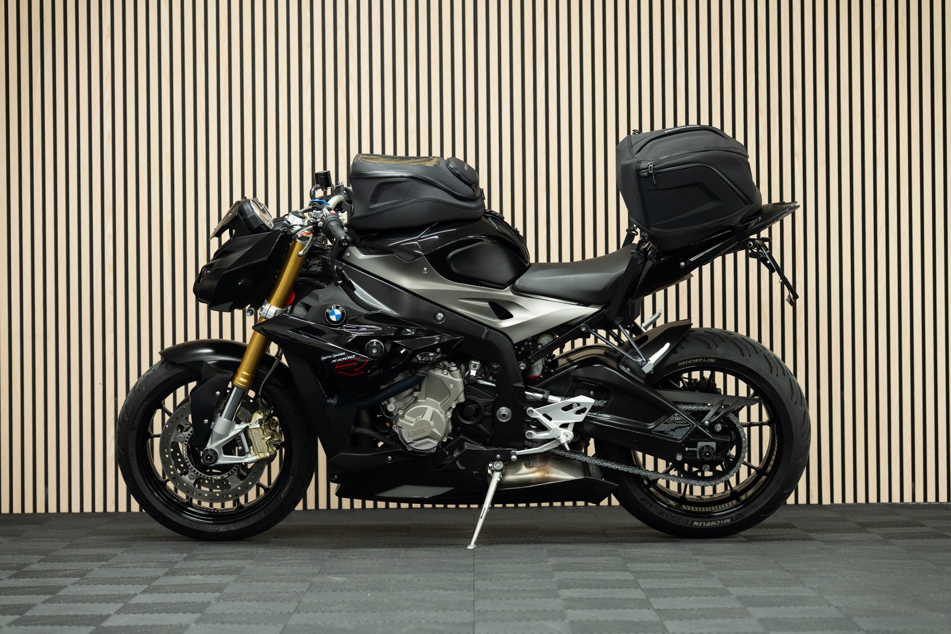 BMW S 1000 R-showroom-element-1