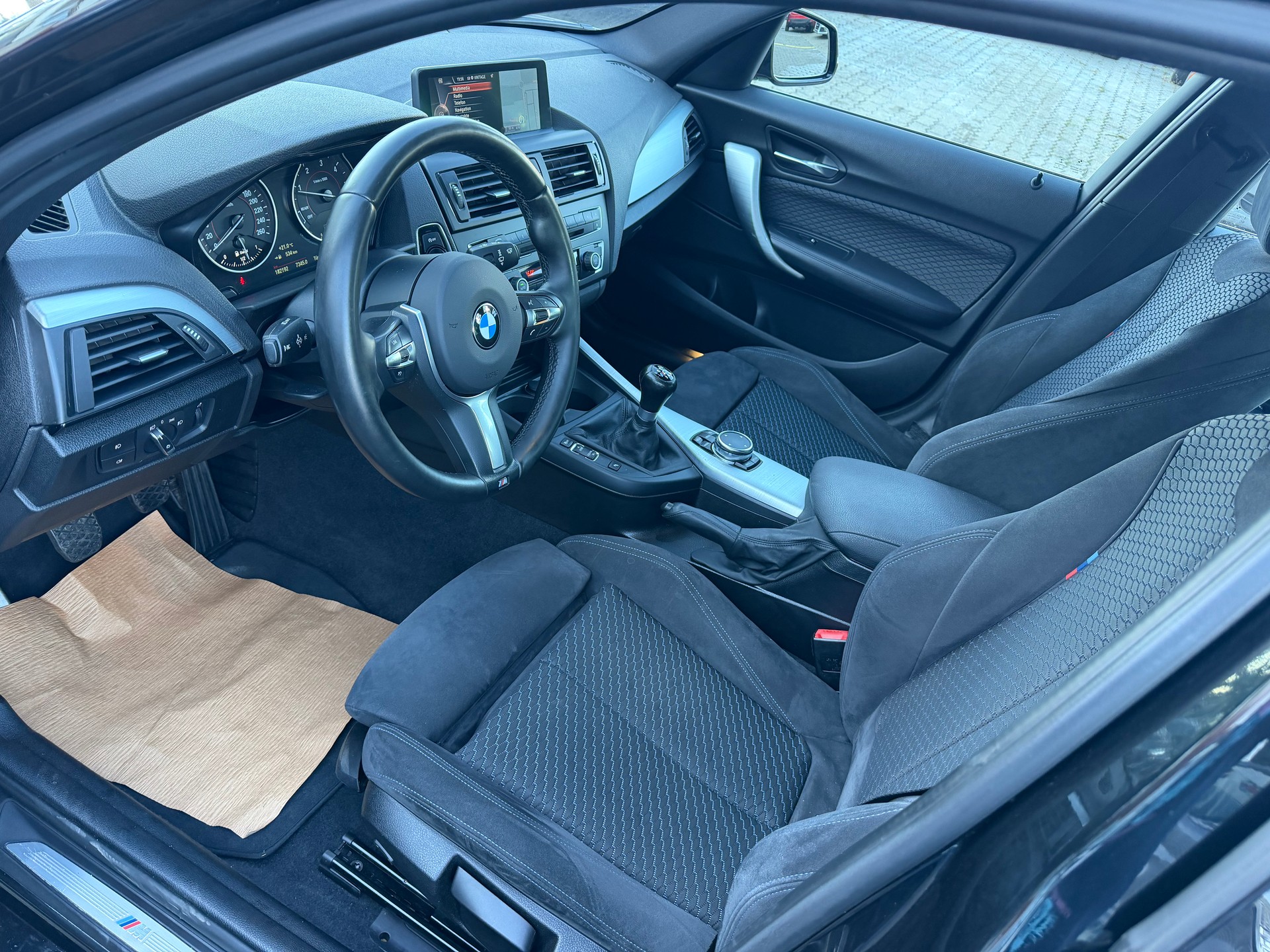 BMW 118d xDrive Sport Line-image-6