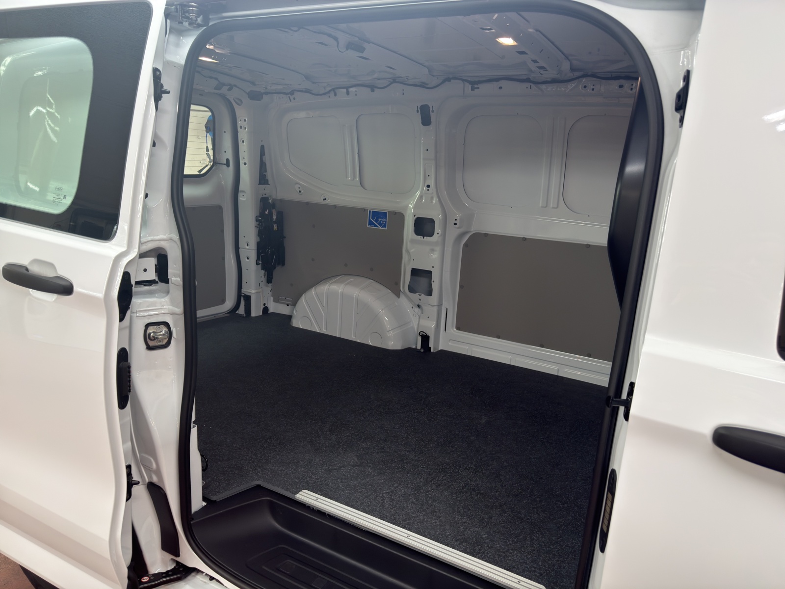 VW Transporter 2.0 TDI-image-8