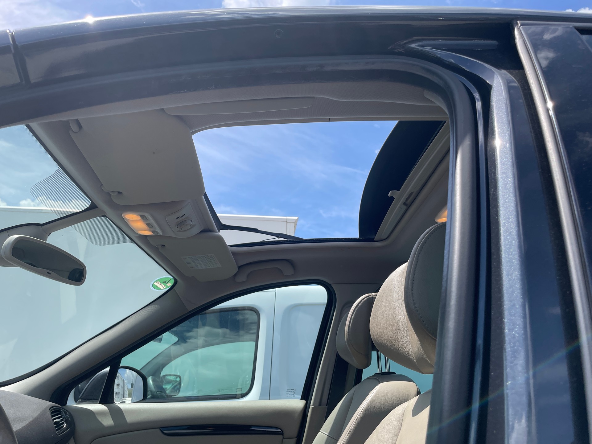 RENAULT Grand Scénic 2.0 dCi Bose Automatic-image-12