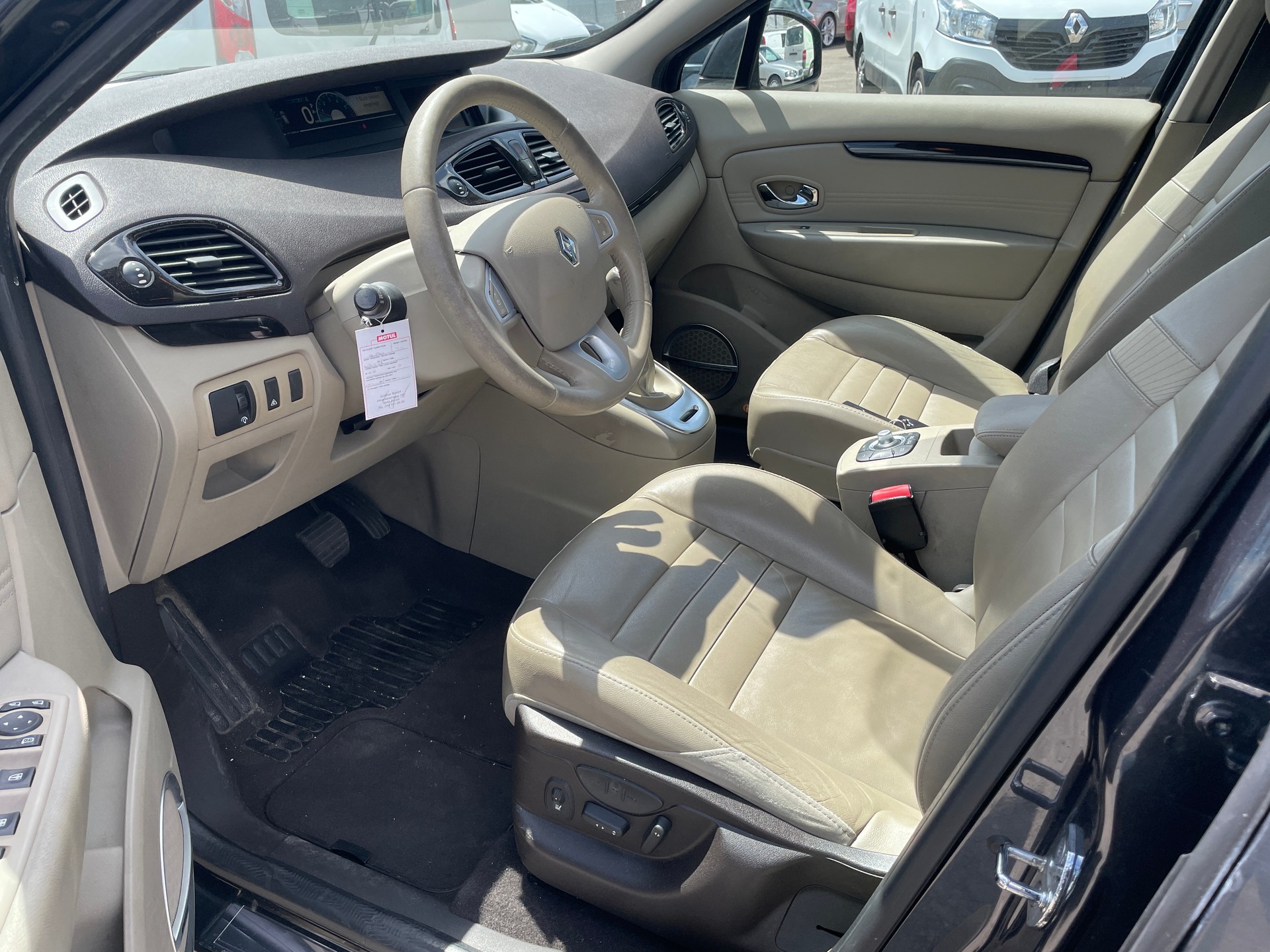 RENAULT Grand Scénic 2.0 dCi Bose Automatic-image-8