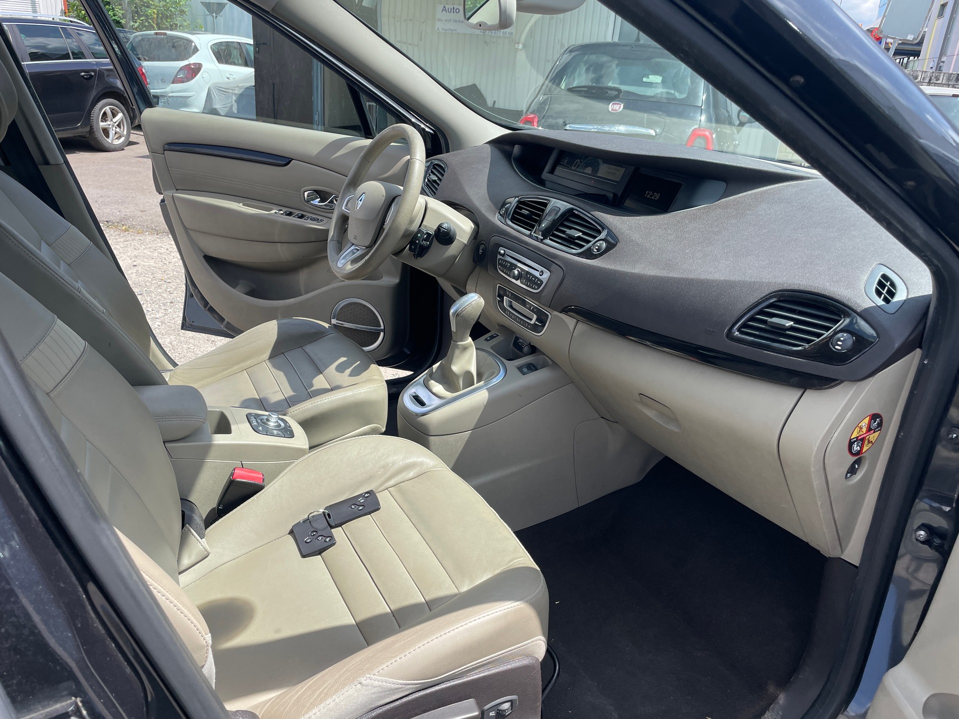 RENAULT Grand Scénic 2.0 dCi Bose Automatic-image-9
