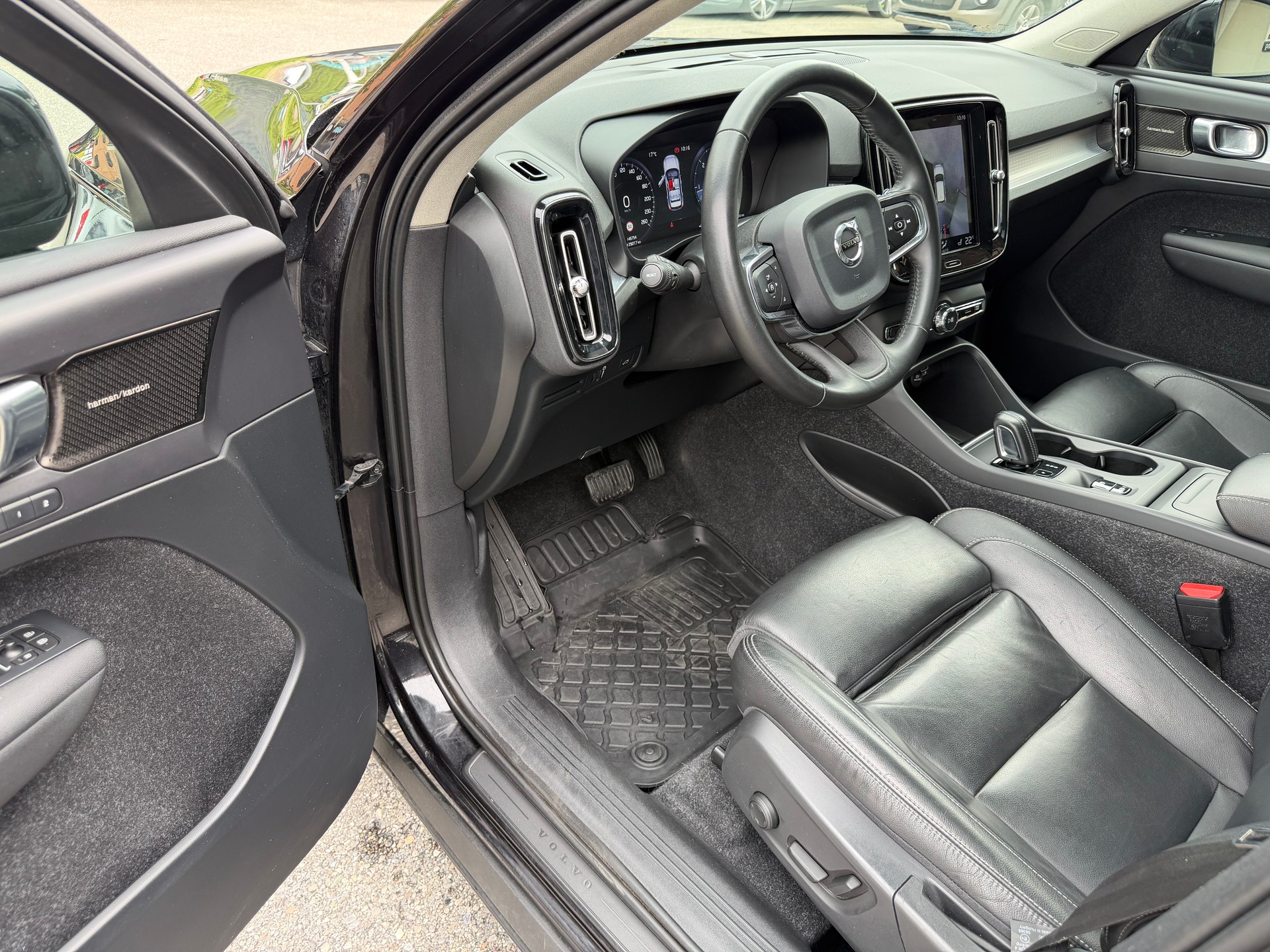 VOLVO XC40 D4 AWD Momentum Geartronic-image-9