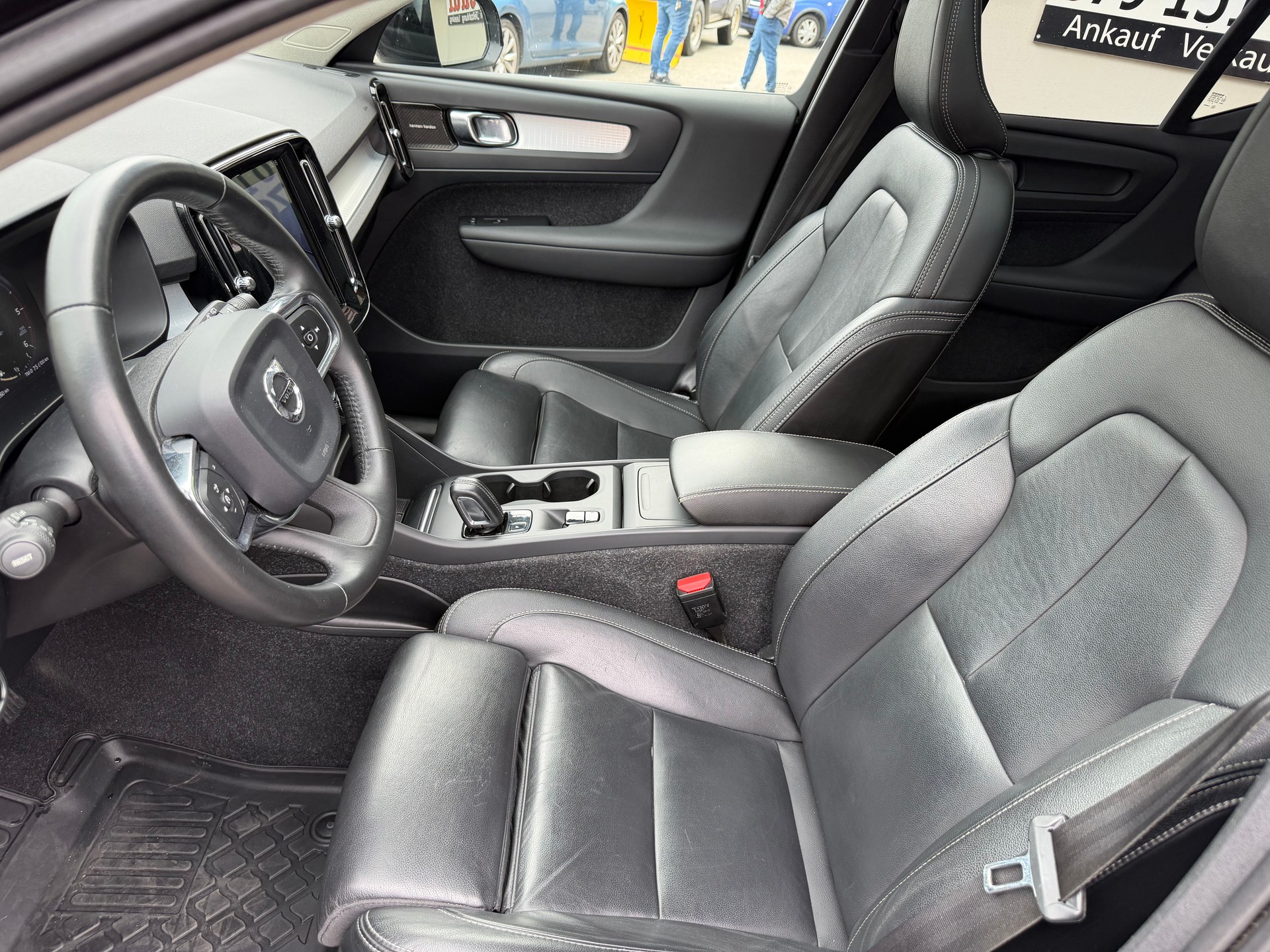 VOLVO XC40 D4 AWD Momentum Geartronic-image-12