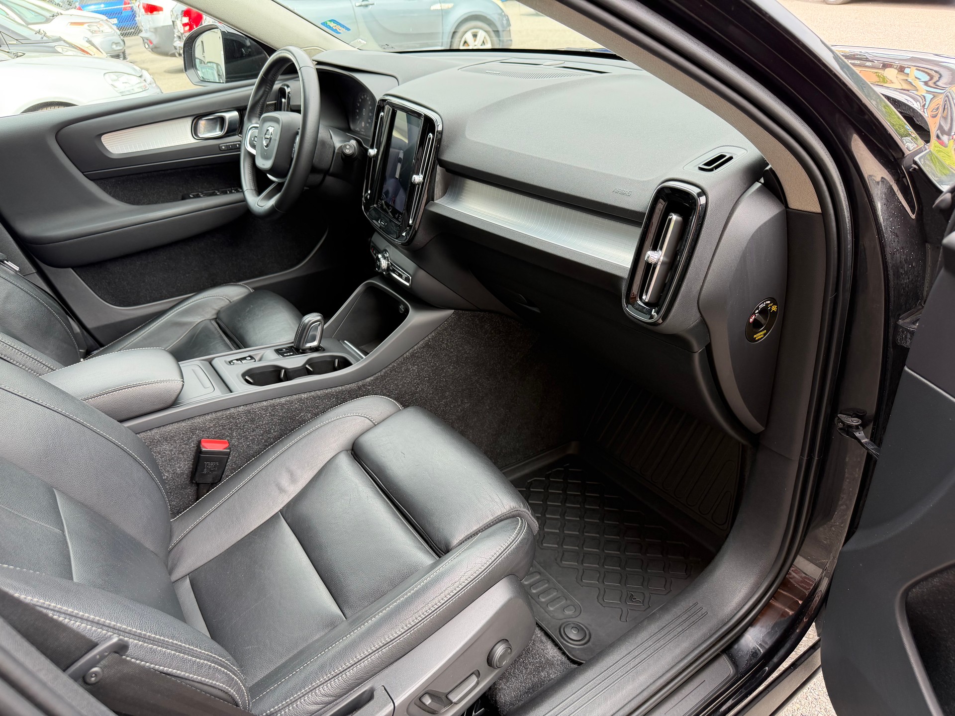 VOLVO XC40 D4 AWD Momentum Geartronic-image-6