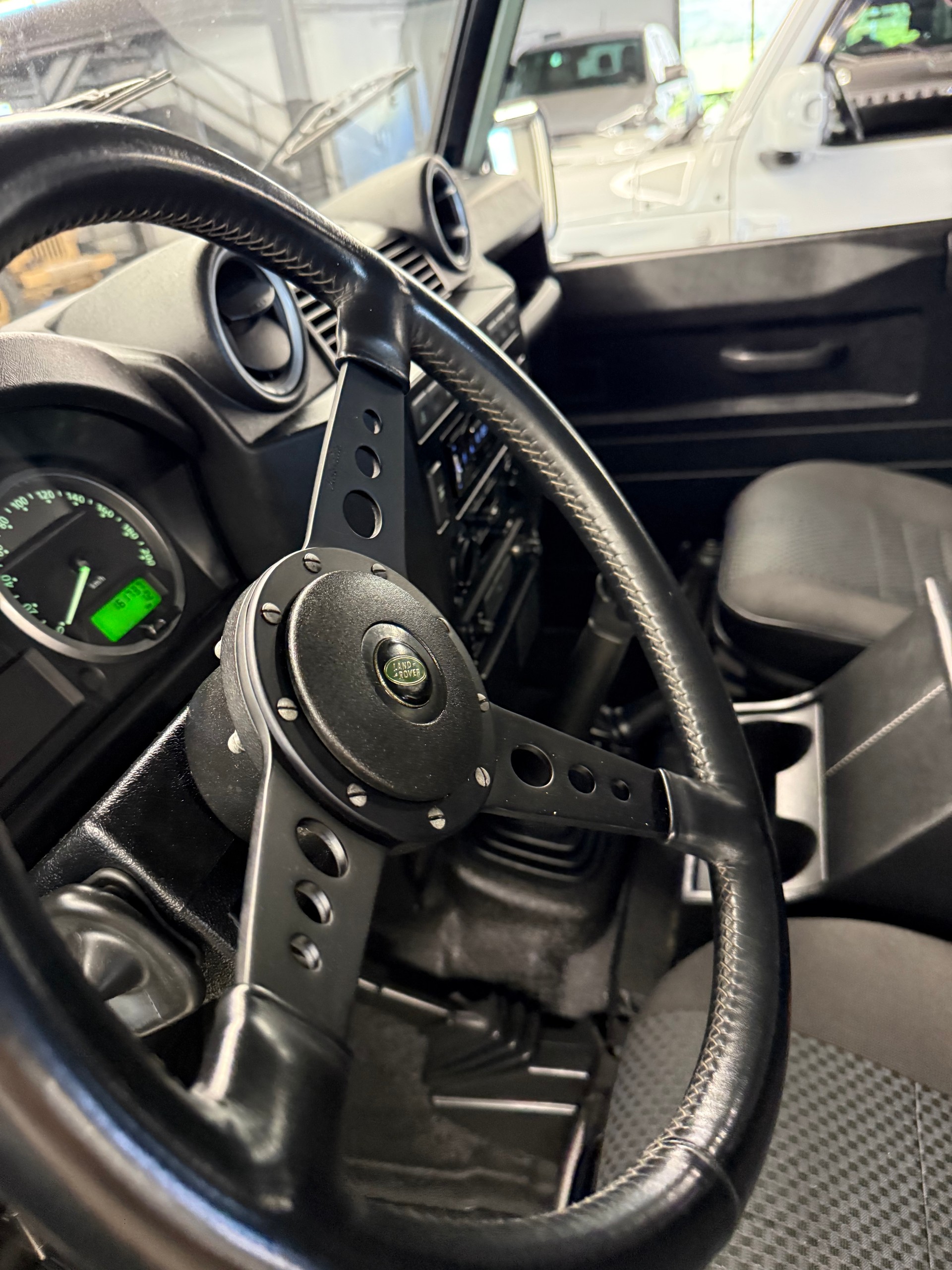LAND ROVER Defender 90 2.4 Td4 RAW Station Wagon-image-10