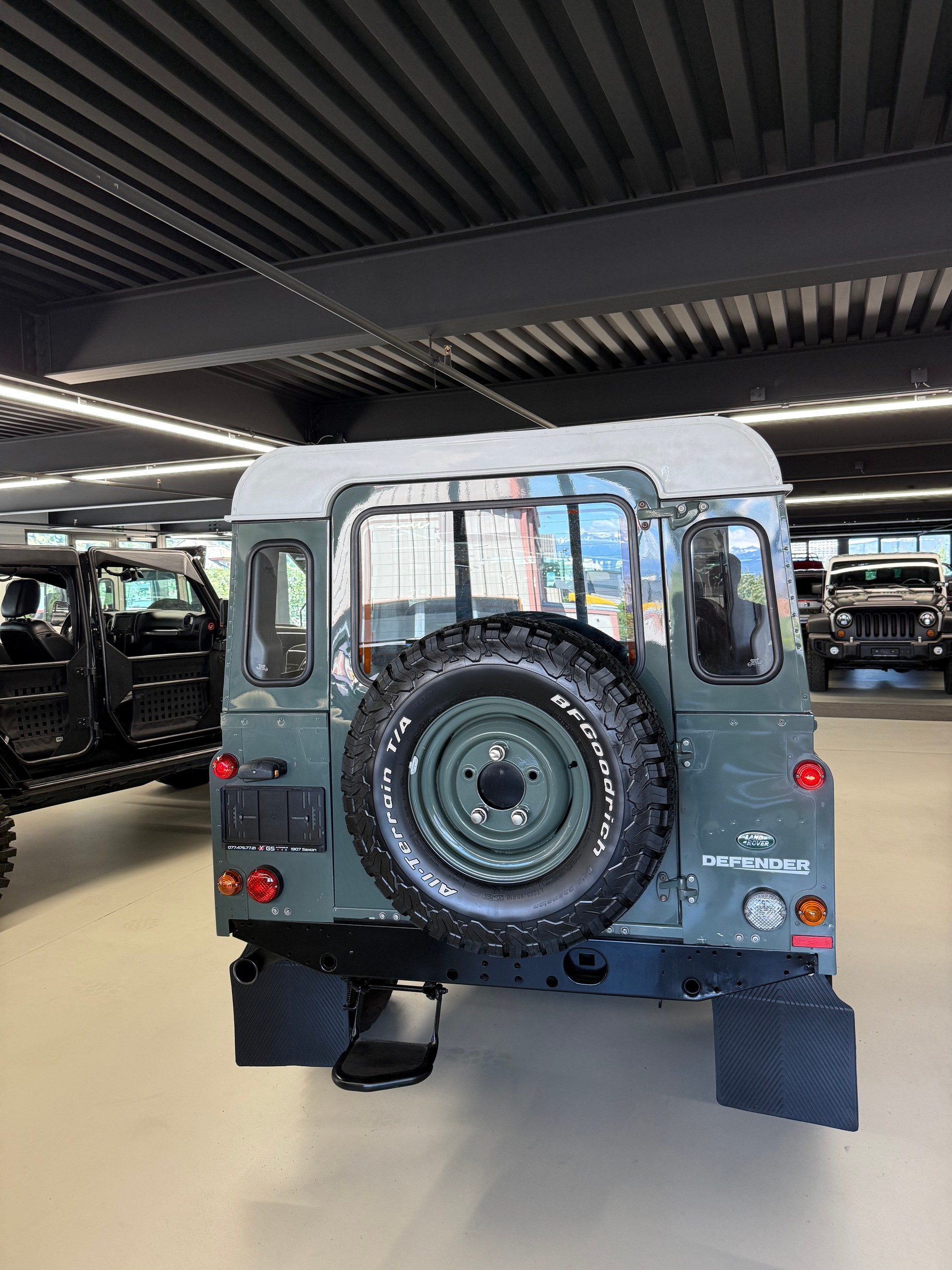 LAND ROVER Defender 90 2.4 Td4 RAW Station Wagon-image-5