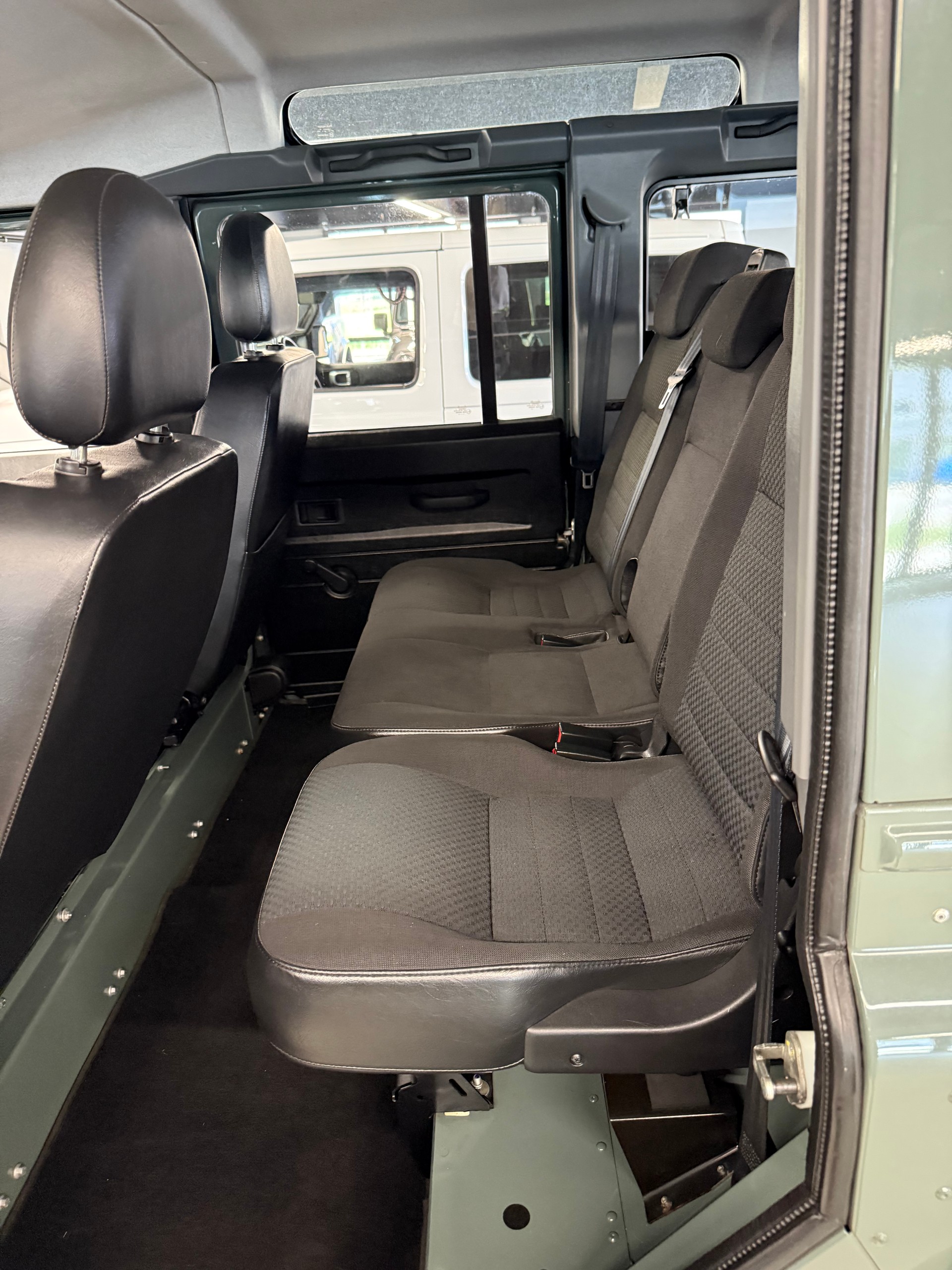LAND ROVER Defender 90 2.4 Td4 RAW Station Wagon-image-7