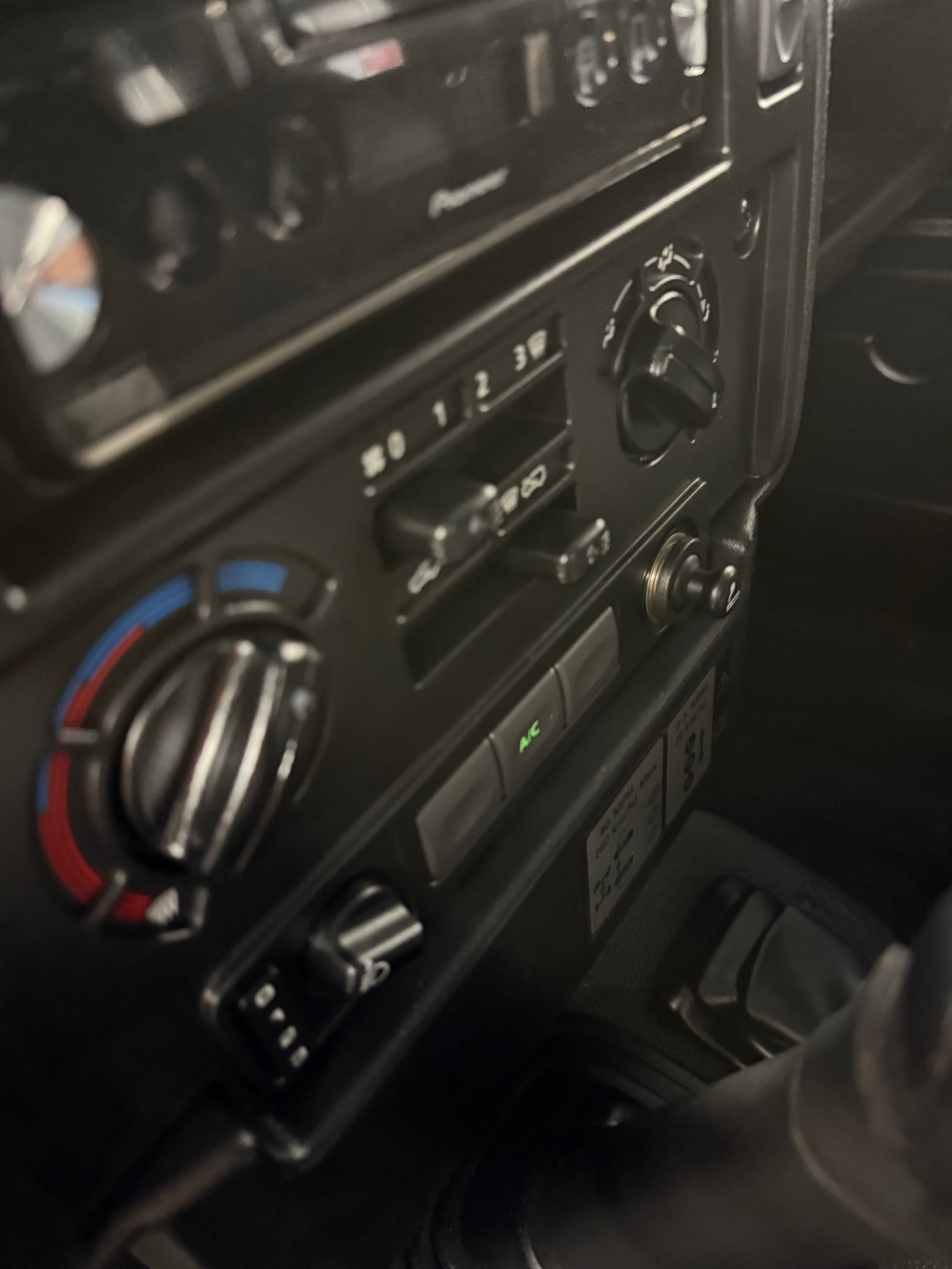 LAND ROVER Defender 90 2.4 Td4 RAW Station Wagon-image-11