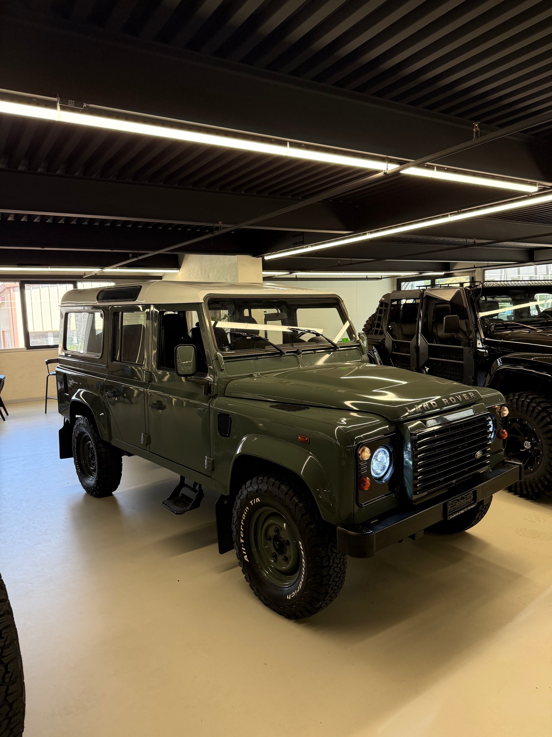 LAND ROVER Defender 90 2.4 Td4 RAW Station Wagon-image-2