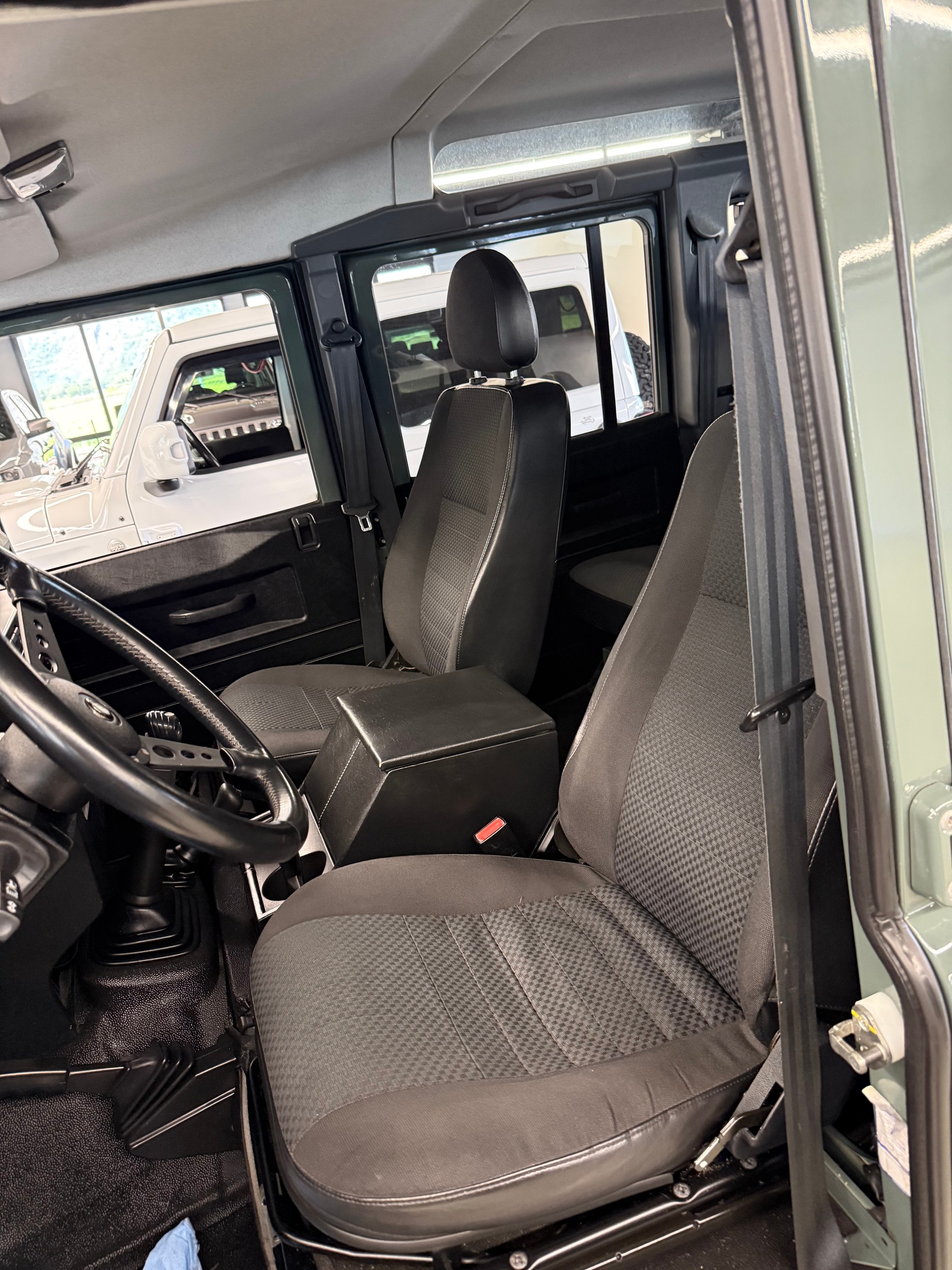 LAND ROVER Defender 90 2.4 Td4 RAW Station Wagon-image-8