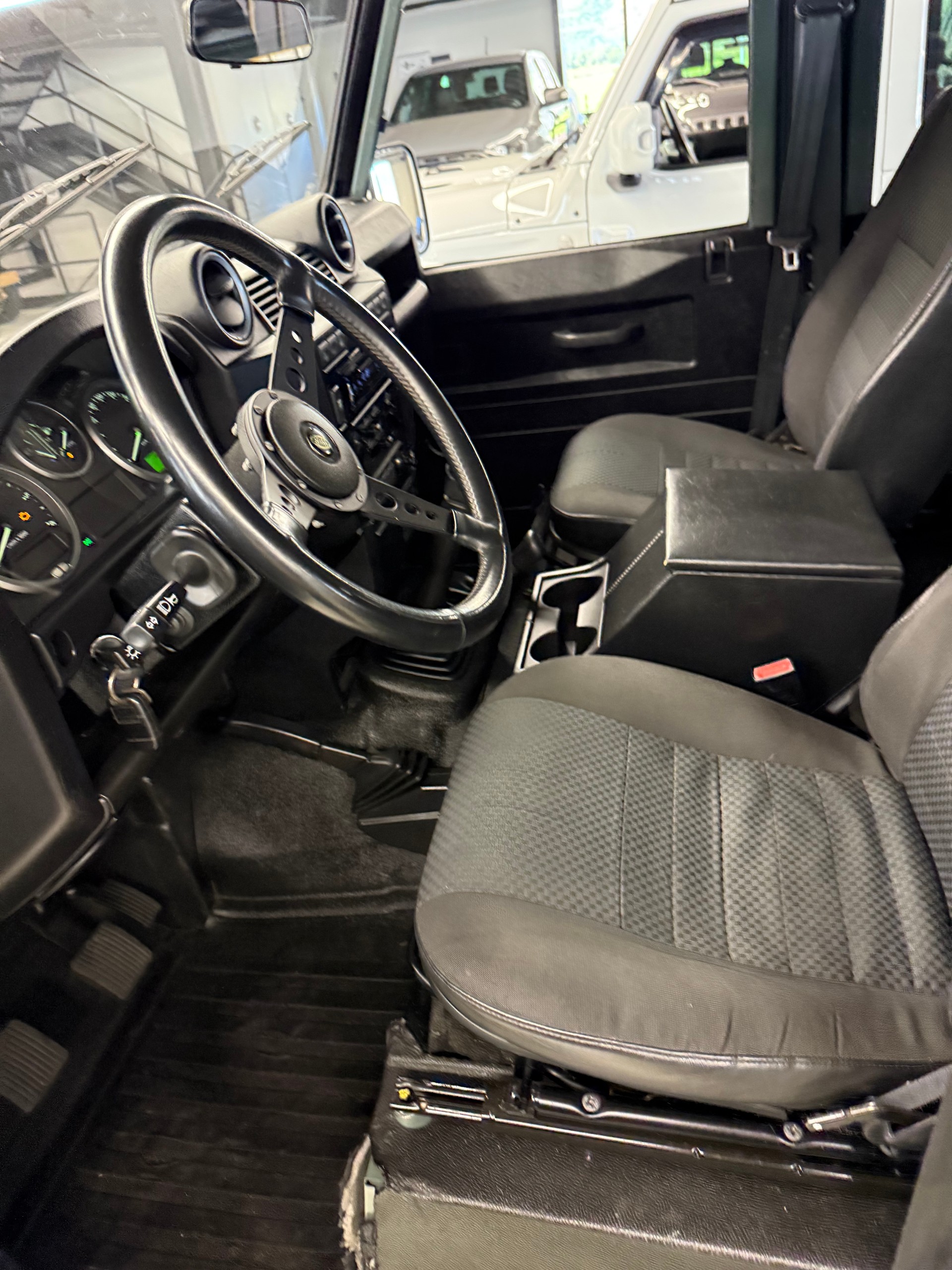 LAND ROVER Defender 90 2.4 Td4 RAW Station Wagon-image-9
