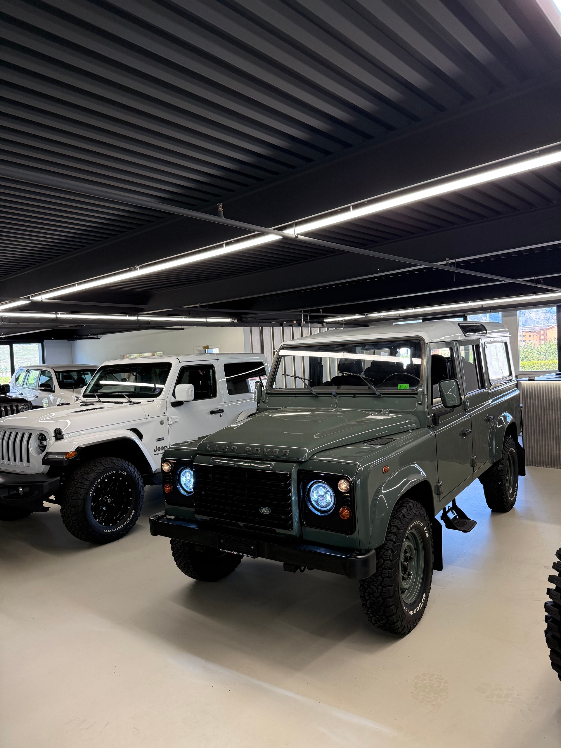LAND ROVER Defender 90 2.4 Td4 RAW Station Wagon-image-1