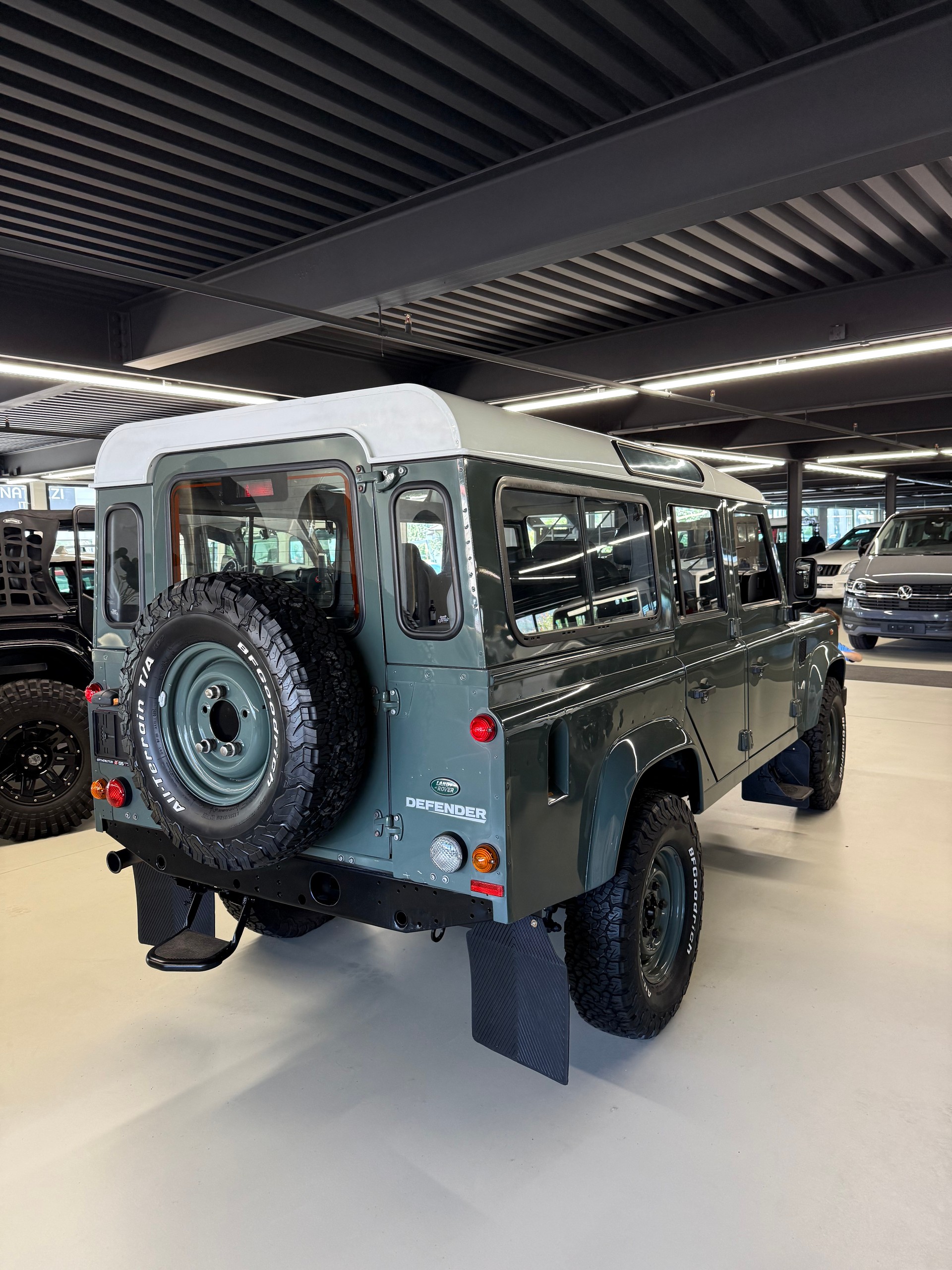 LAND ROVER Defender 90 2.4 Td4 RAW Station Wagon-image-6