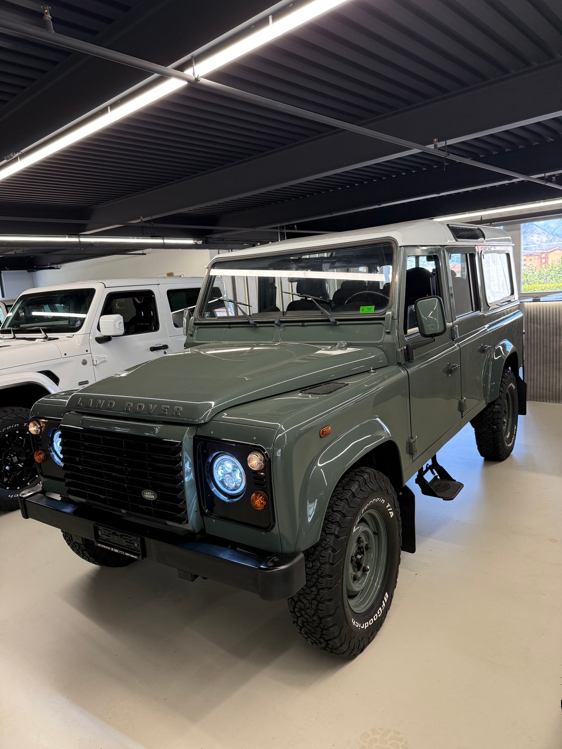 LAND ROVER Defender 90 2.4 Td4 RAW Station Wagon-image-0